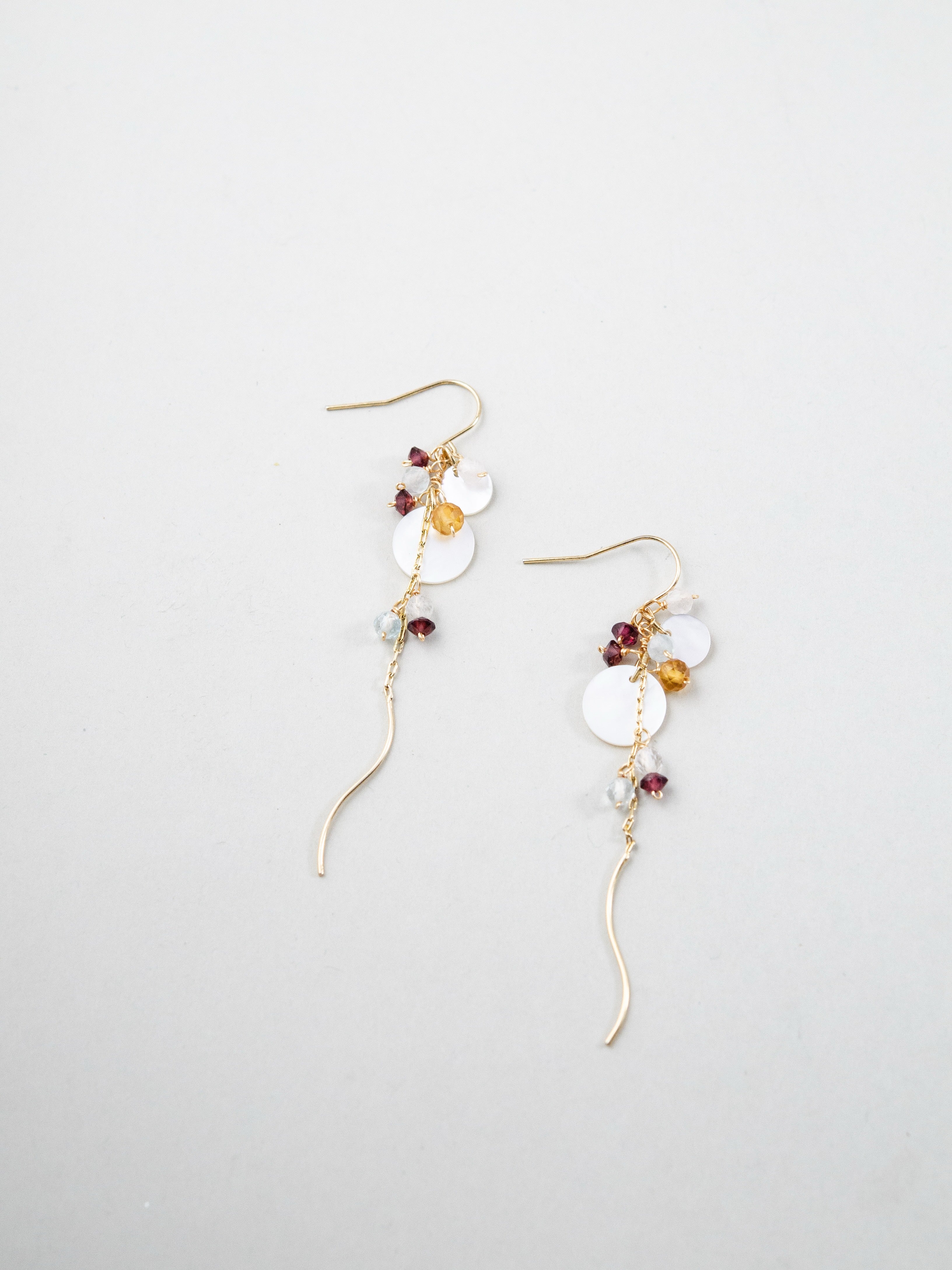 シトリン ガーネット ピアス 斜め配置 輝く黄金と深紅のアクセント