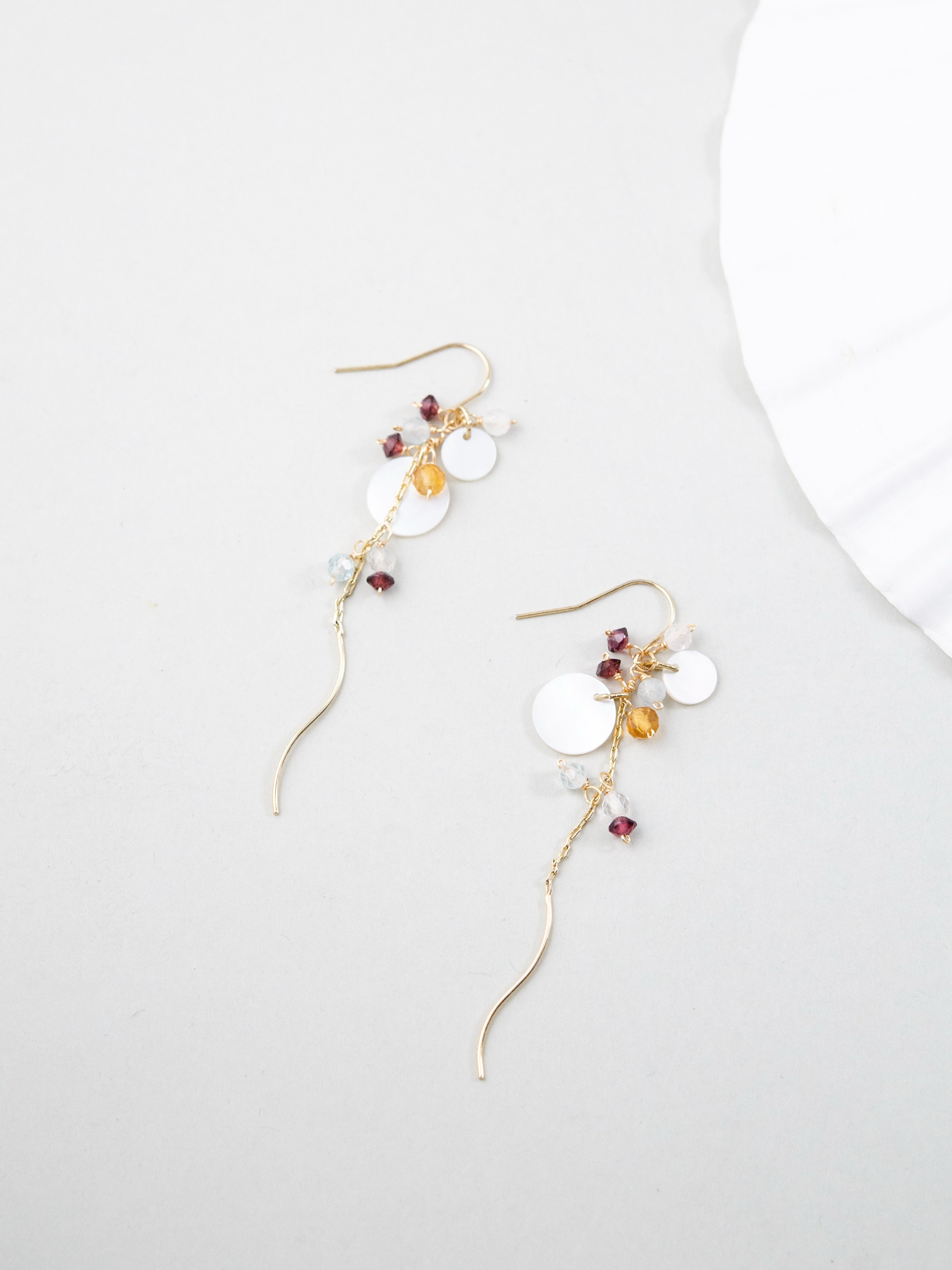 天然石ピアス ディスプレイ シェルとシトリンの輝き