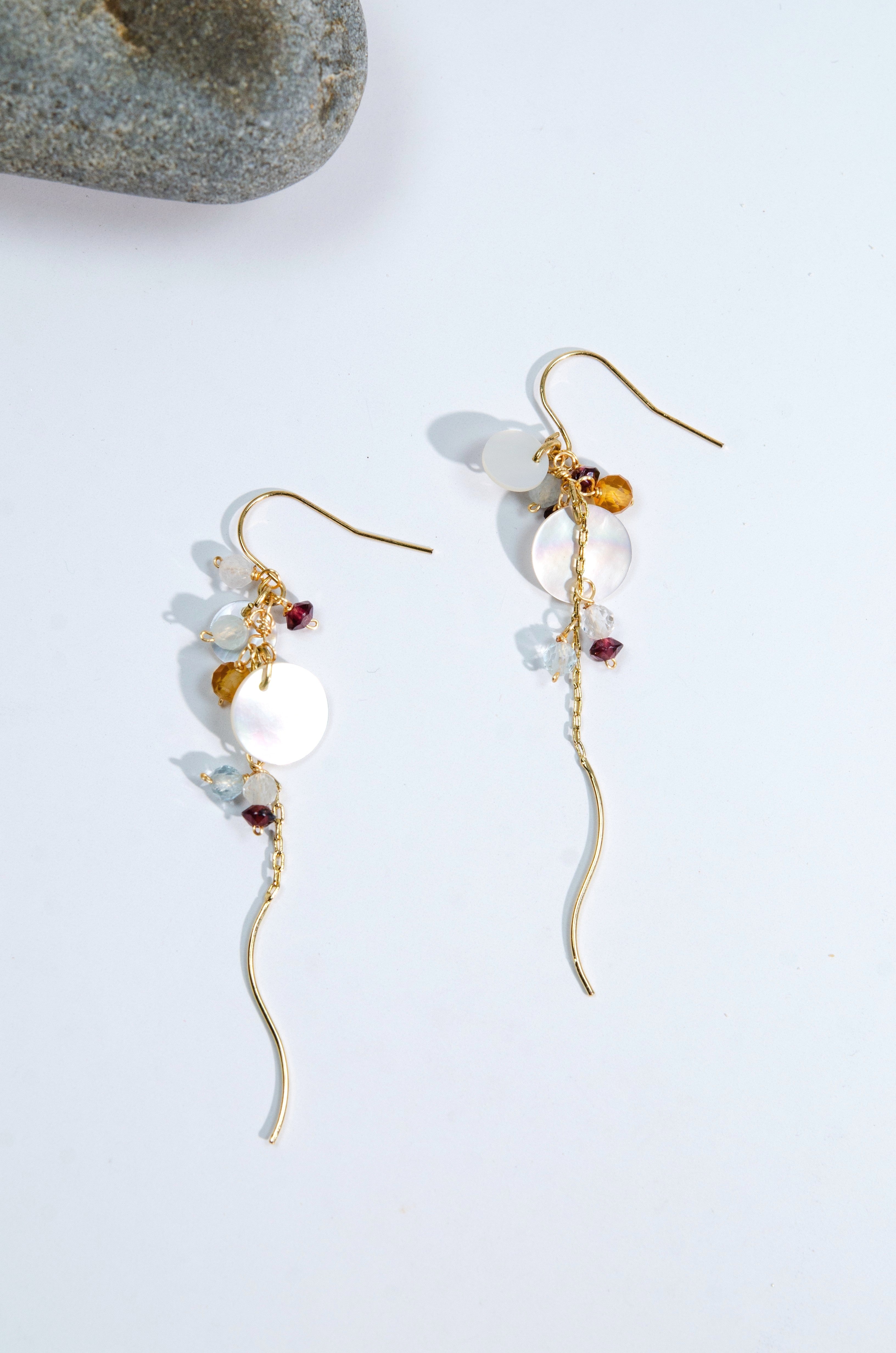 天然石の質感 シトリンとガーネットのコントラスト ストーンディスプレイ