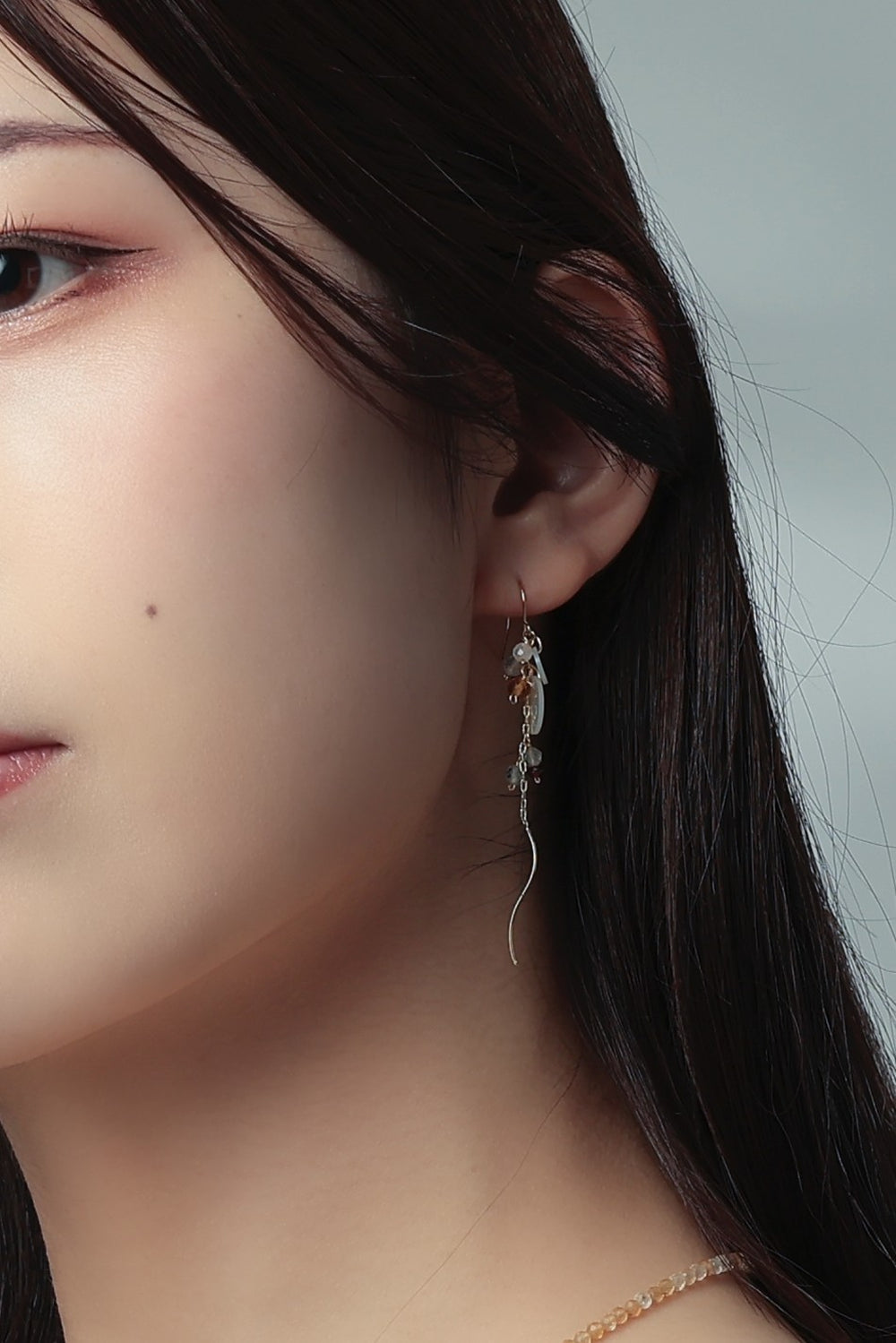 太陽と果実のワルツ ピアス着用 大人っぽい横顔のシルエット