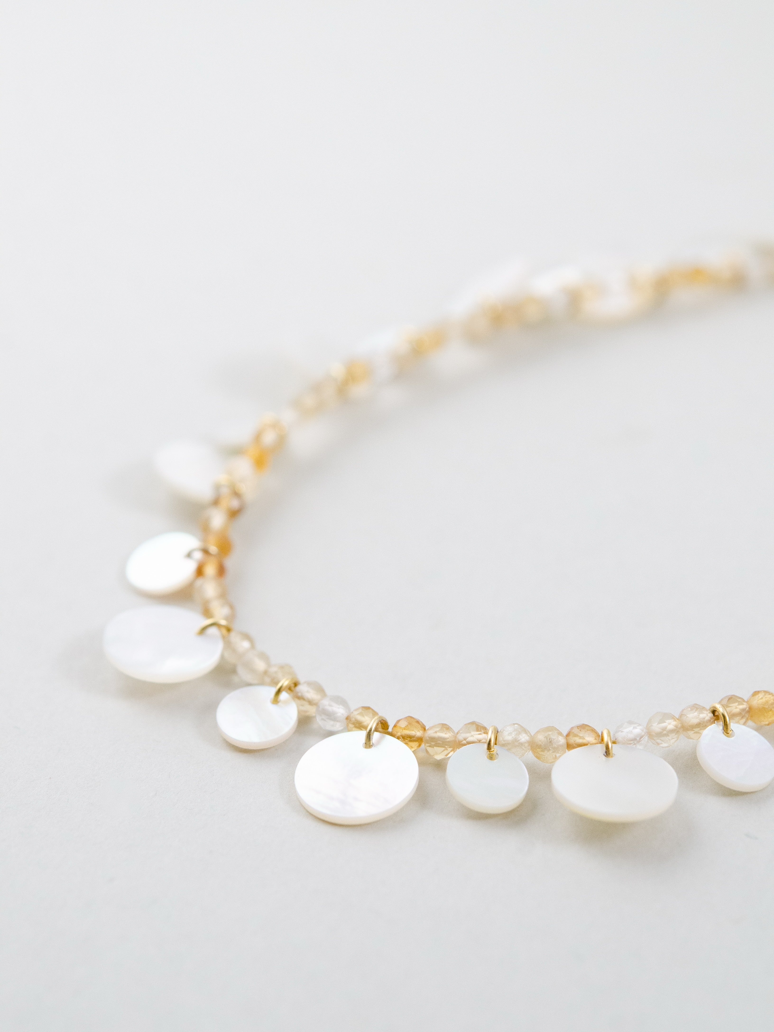 シトリンと白蝶貝のビーズ詳細 マクロ画像 陽だまりのような輝き