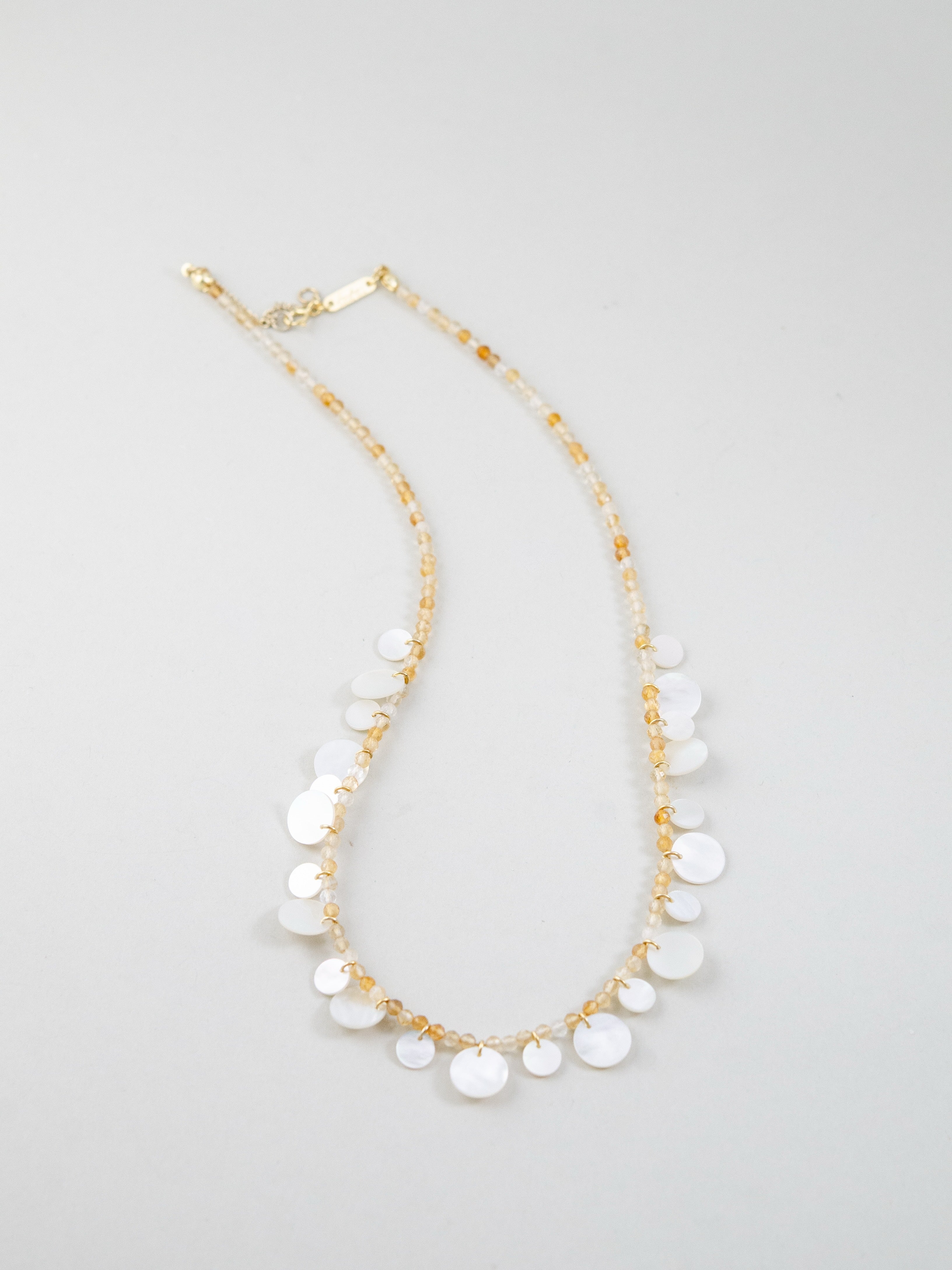 天然石ネックレス 平置き S字カーブ シトリンとシェルの配置