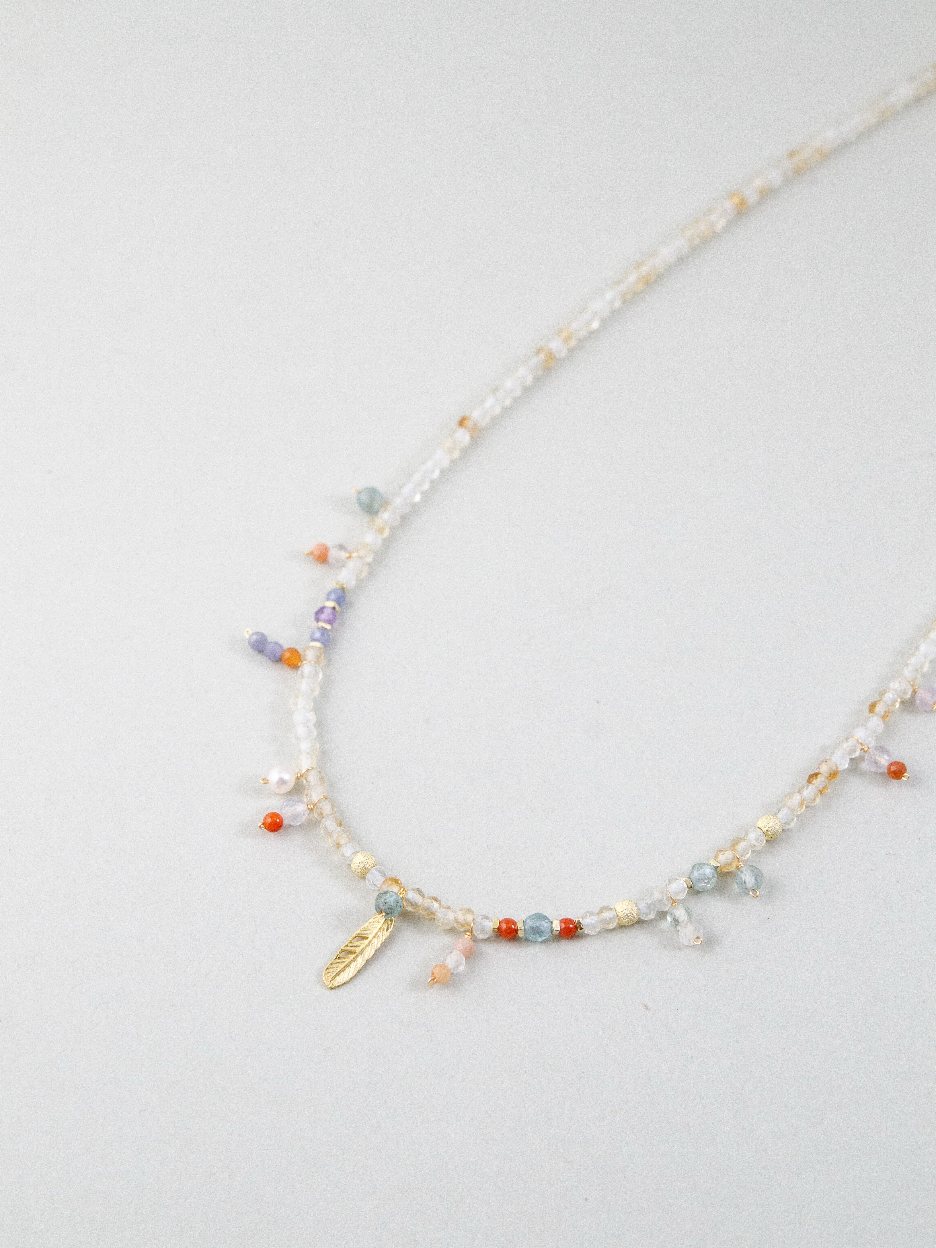 11月誕生石 ネックレス 白背景 シンプルなデザインと色彩