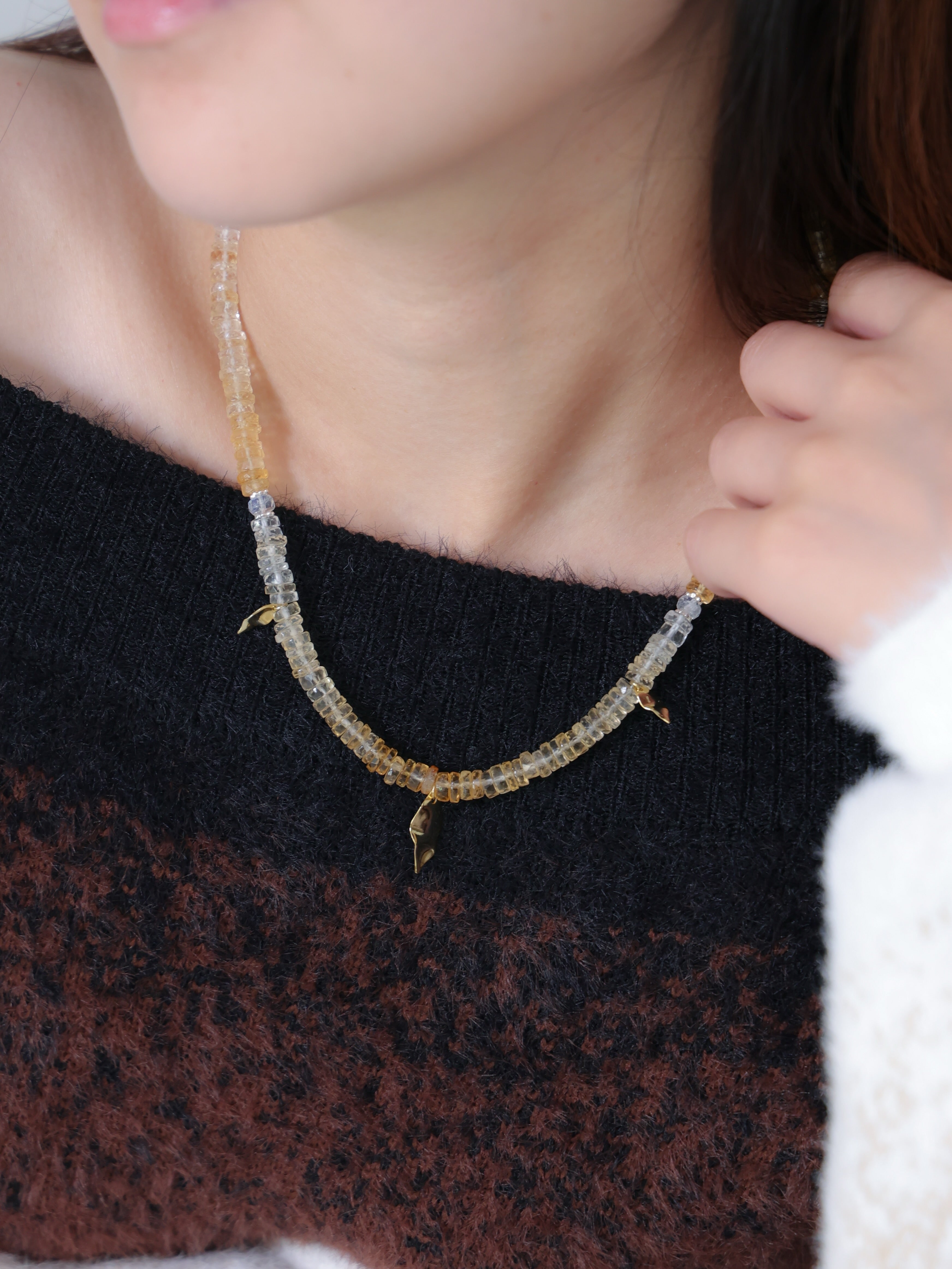 シトリン ネックレス 黄金の木漏れ日 メイン画像 ハニーカラーと金の葉 黒ニットコーデ