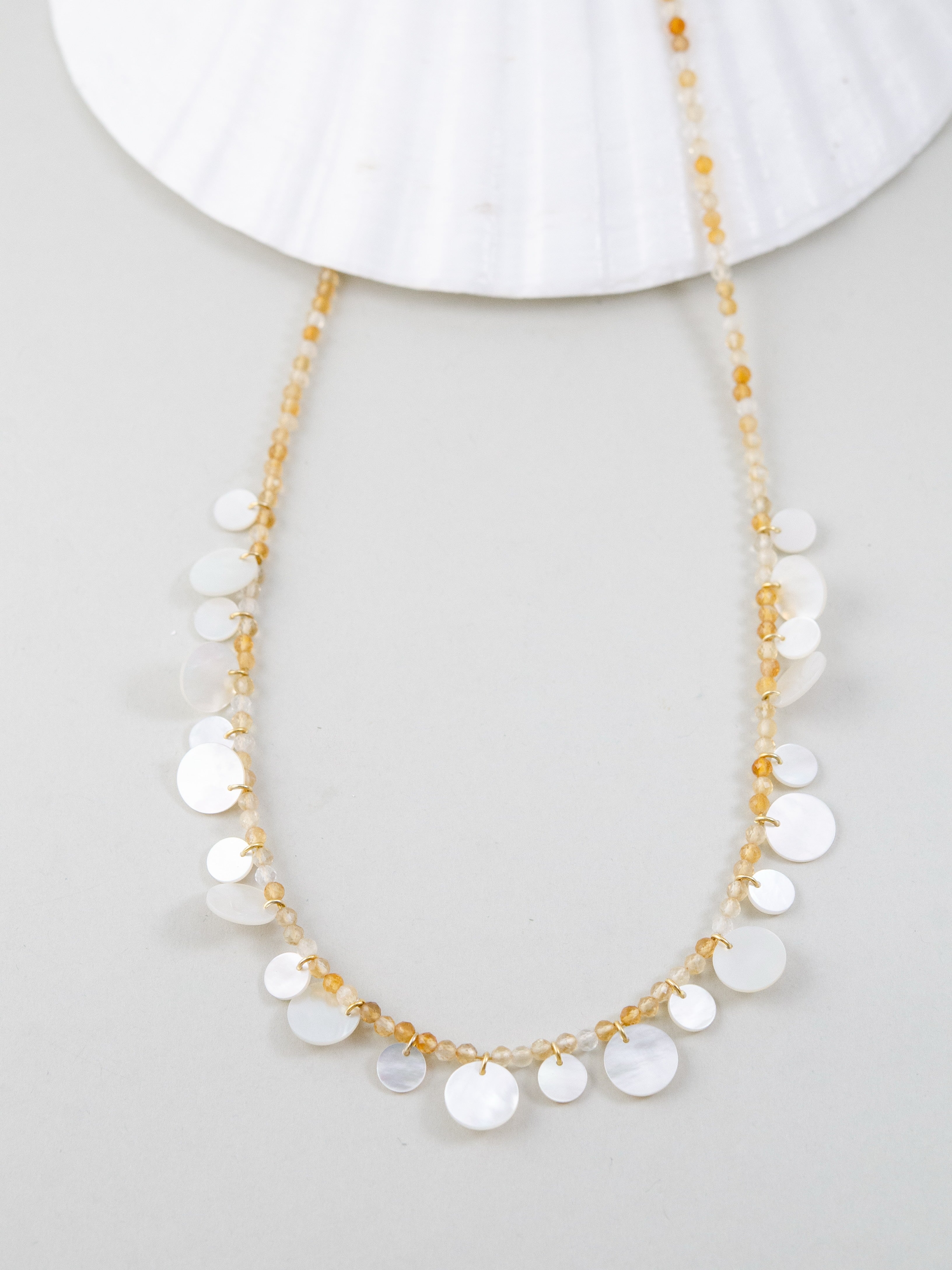 白蝶貝とシトリンのネックレス シェルを使ったディスプレイ 揺れる白