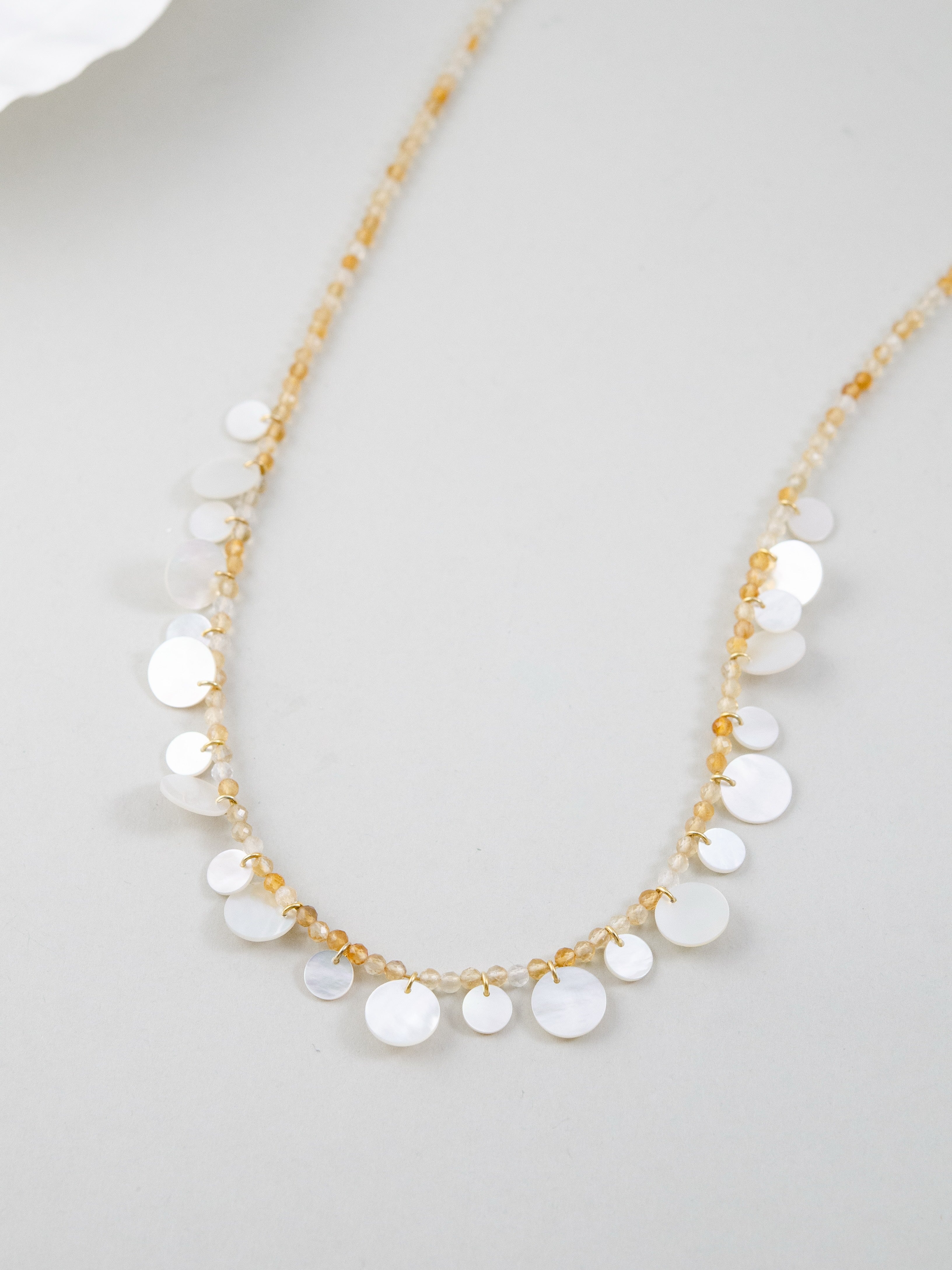 シトリンネックレス シェルディスプレイ 斜めアングル 光の反射