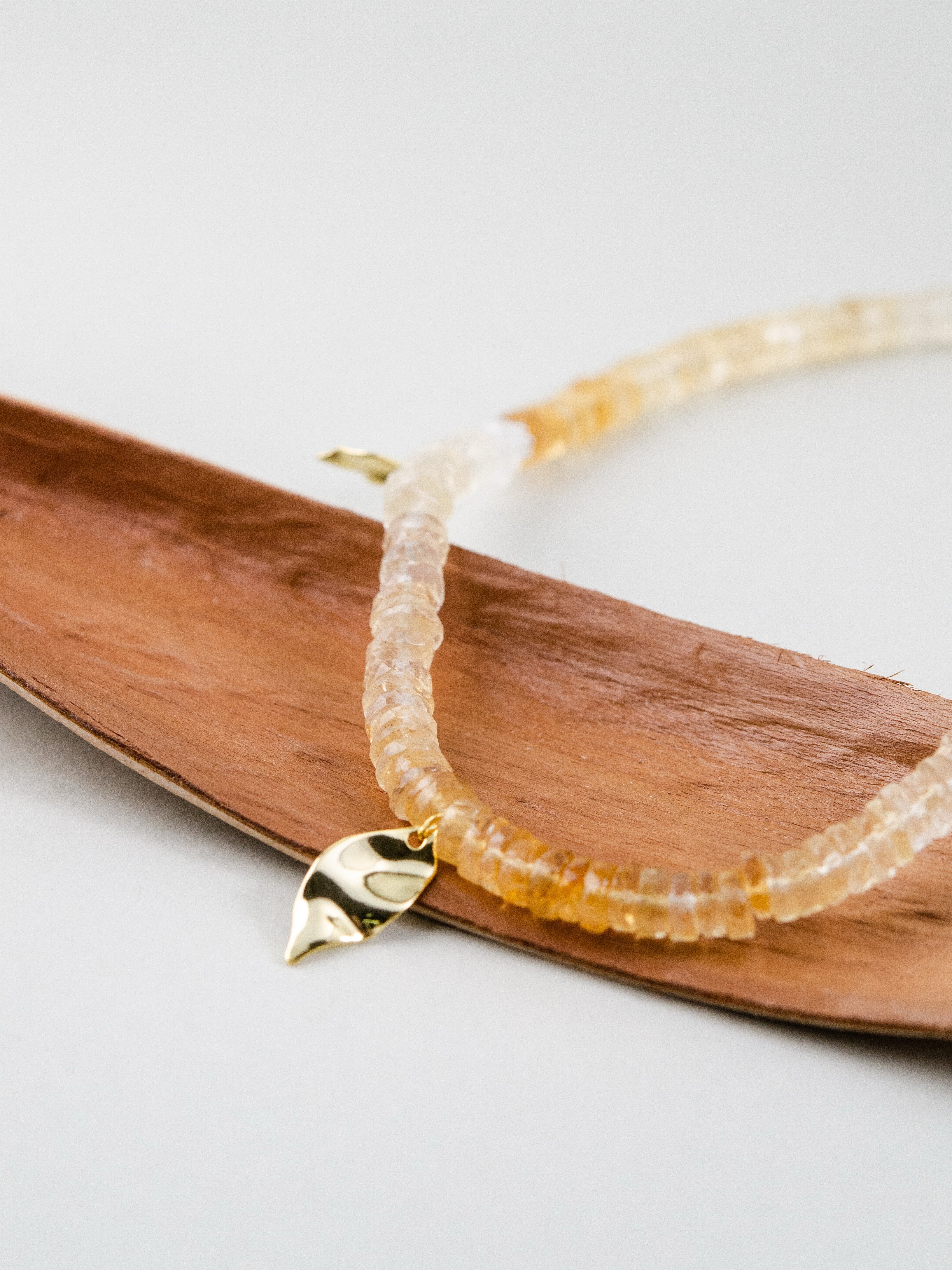 シトリン ネックレス スタイリング 木の温もりと金の葉のデザイン