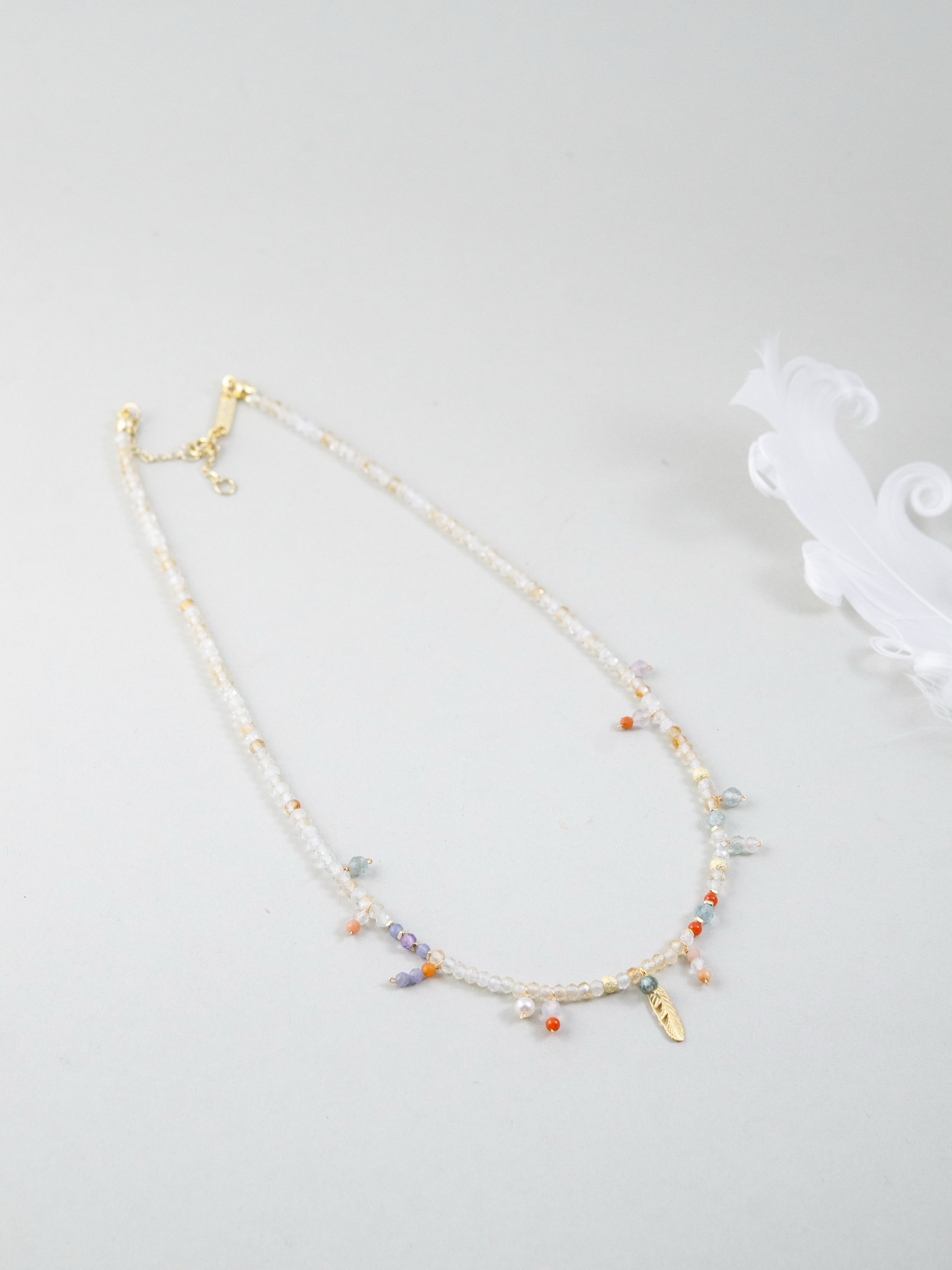 シトリン ネックレス スタイリング画像 V字ラインと天然石の粒