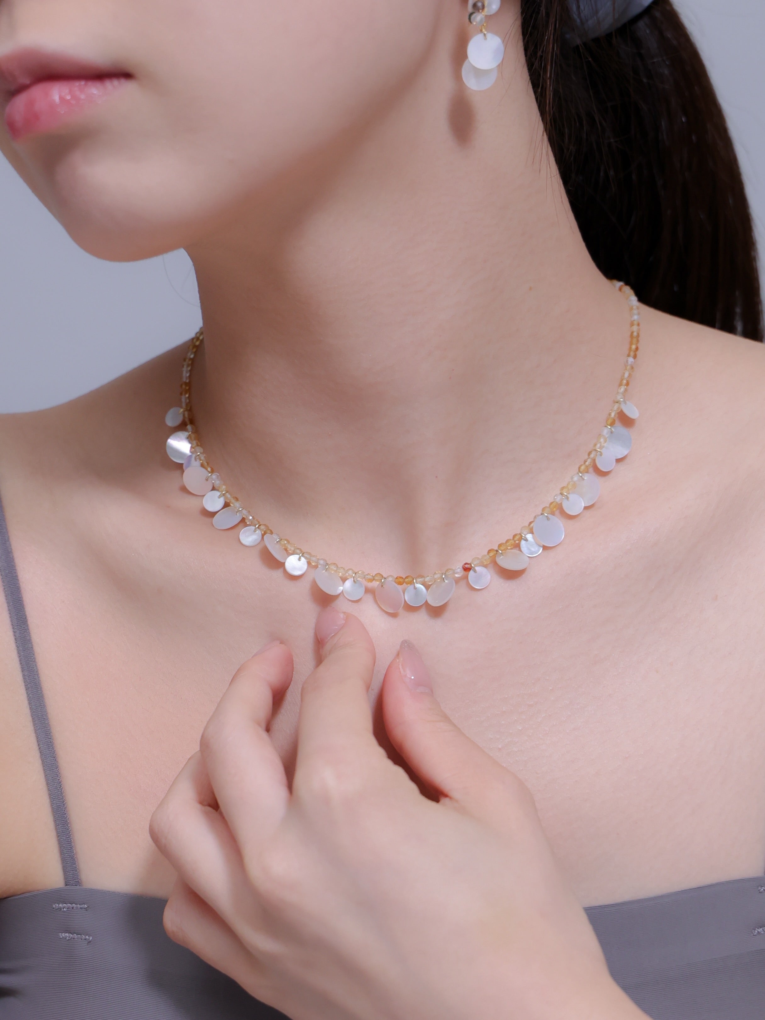 シトリンネックレス着用 両手で位置を整えるポーズ