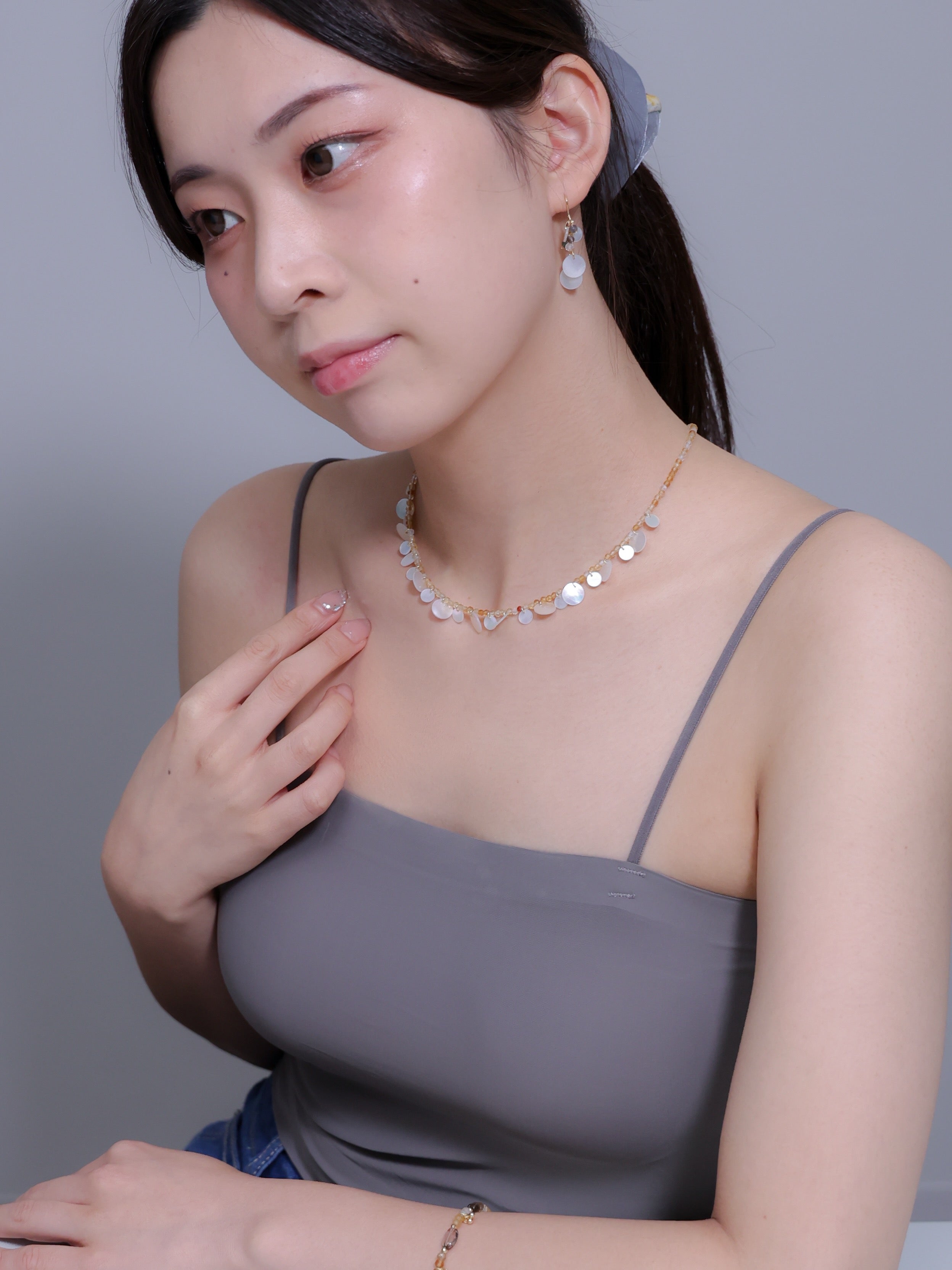 シトリンネックレス着用 伏し目のモデルショット 落ち着いた雰囲気