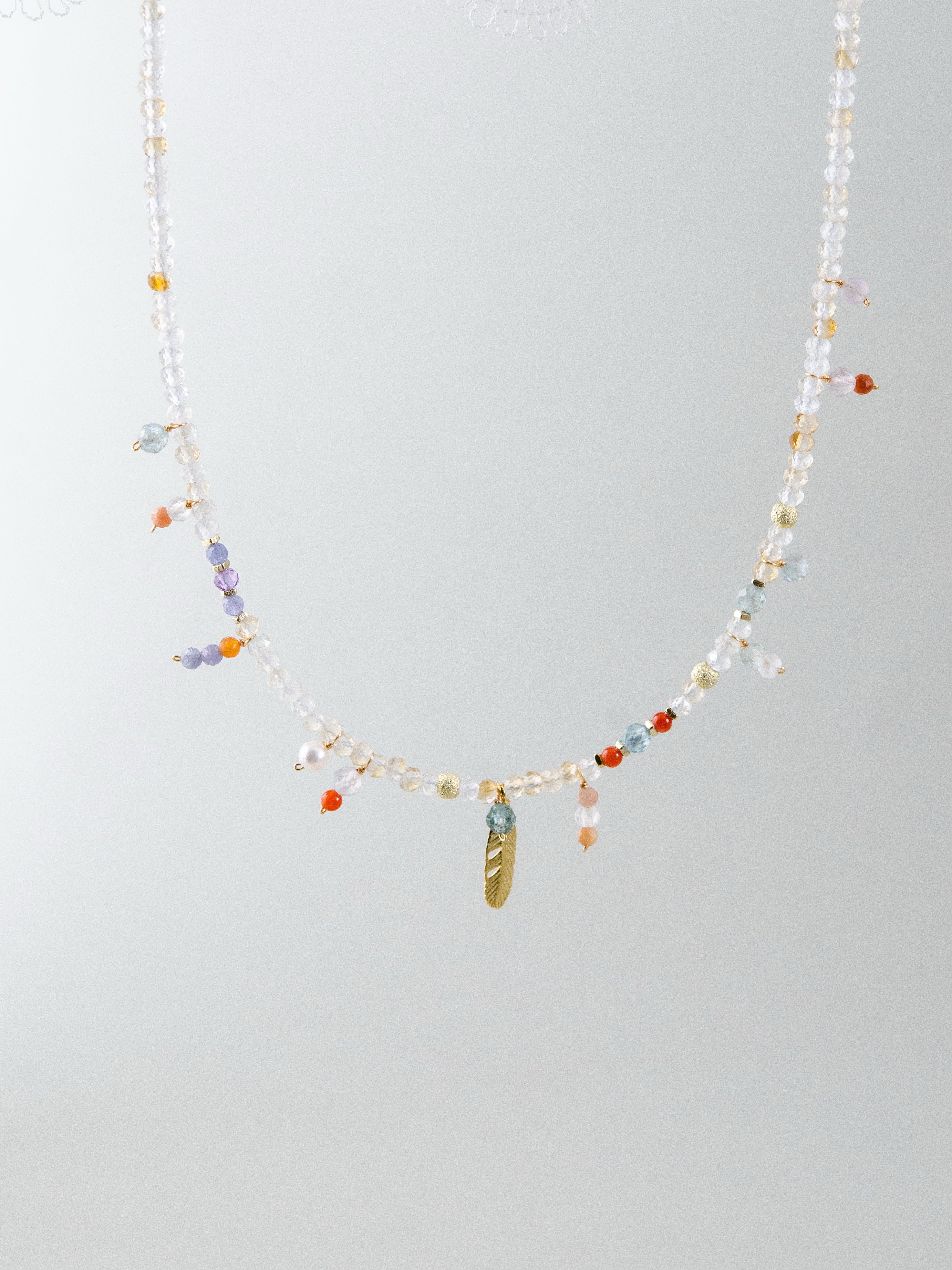 シトリン ネックレス着用 デコルテライン 華奢なチェーンと天然石