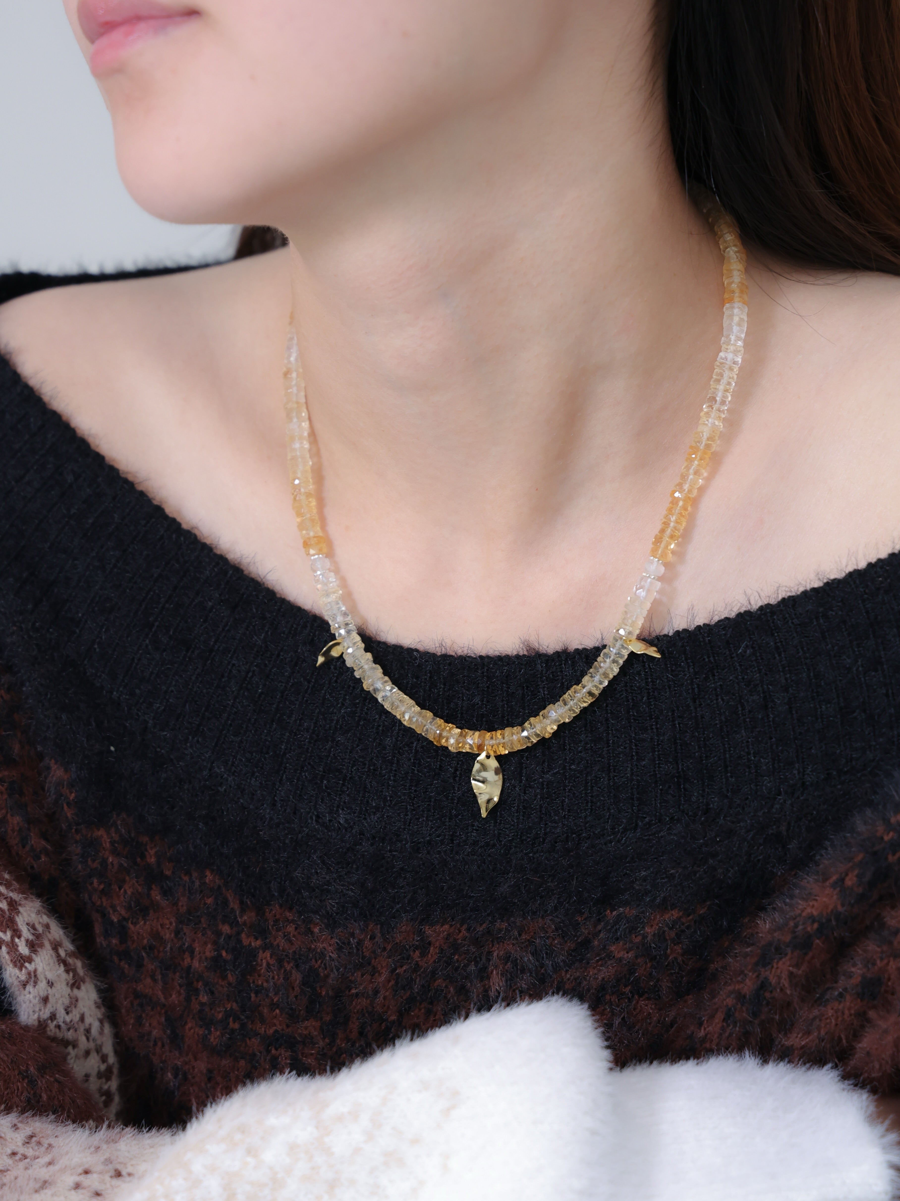 11月誕生石 ネックレス着用 正面 上品なハニーカラーとデコルテの輝き