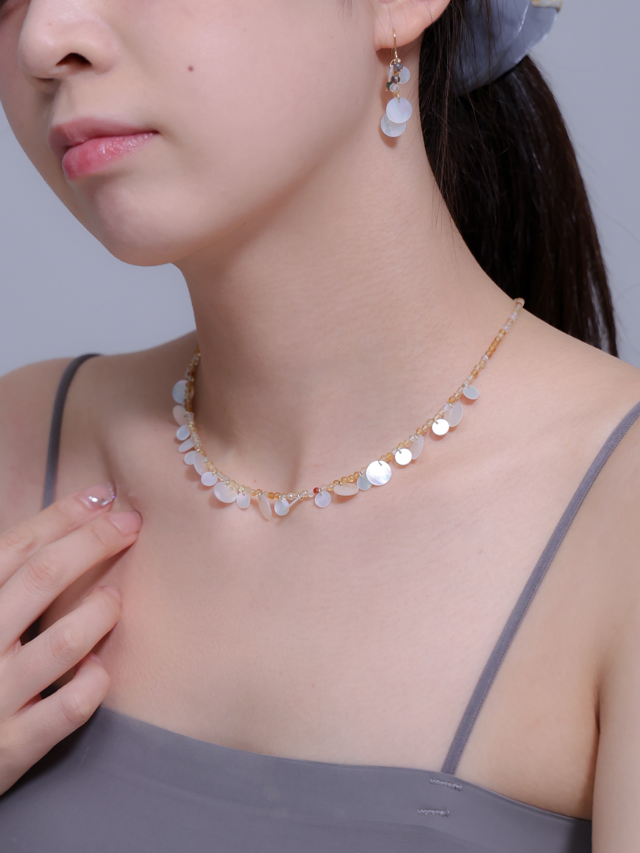 シトリンネックレス着用 肩に手を置くポーズ 誕生石ギフトイメージ