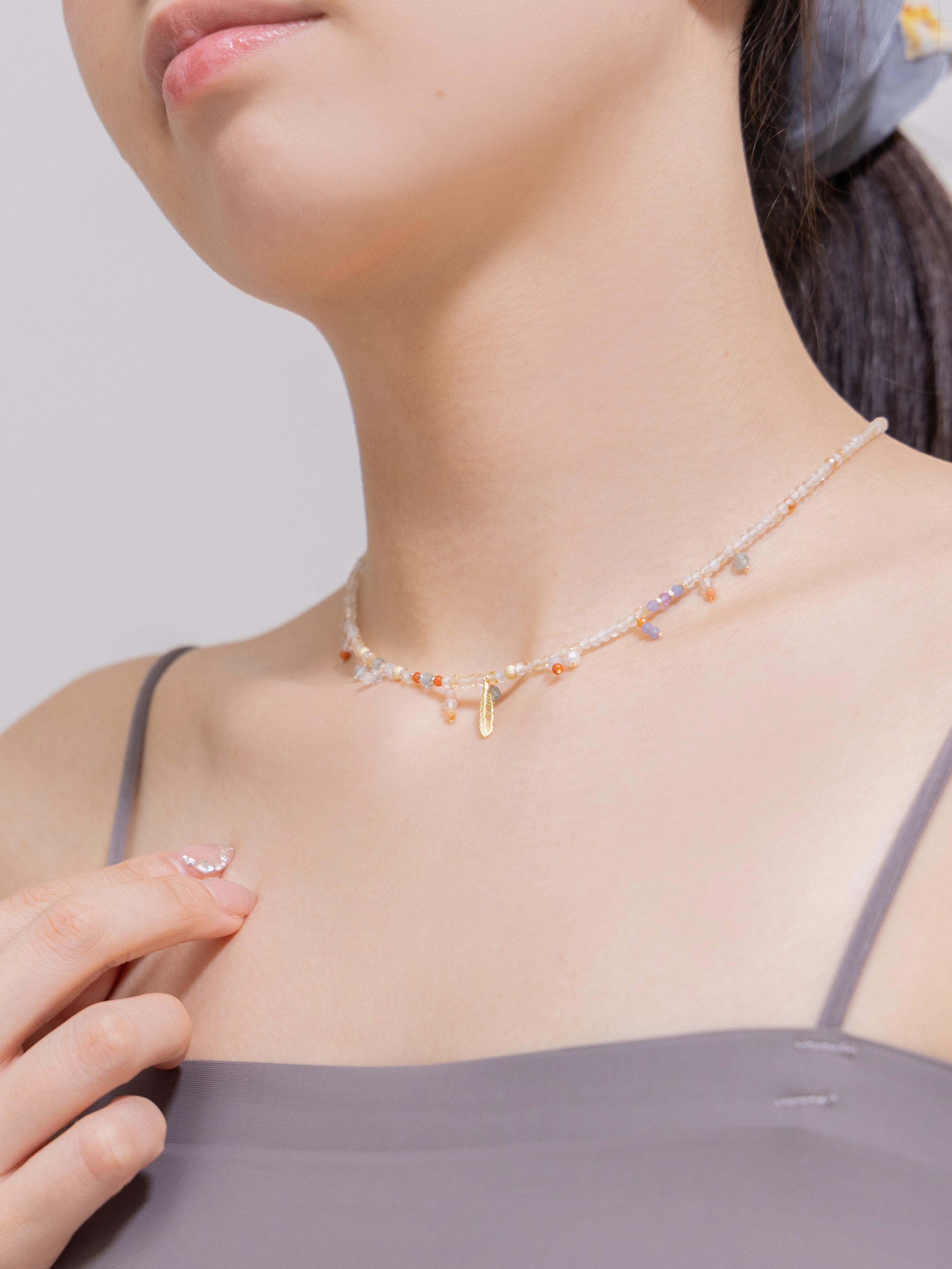 シトリン ネックレス着用 手を添えて サイズ感と肌馴染み