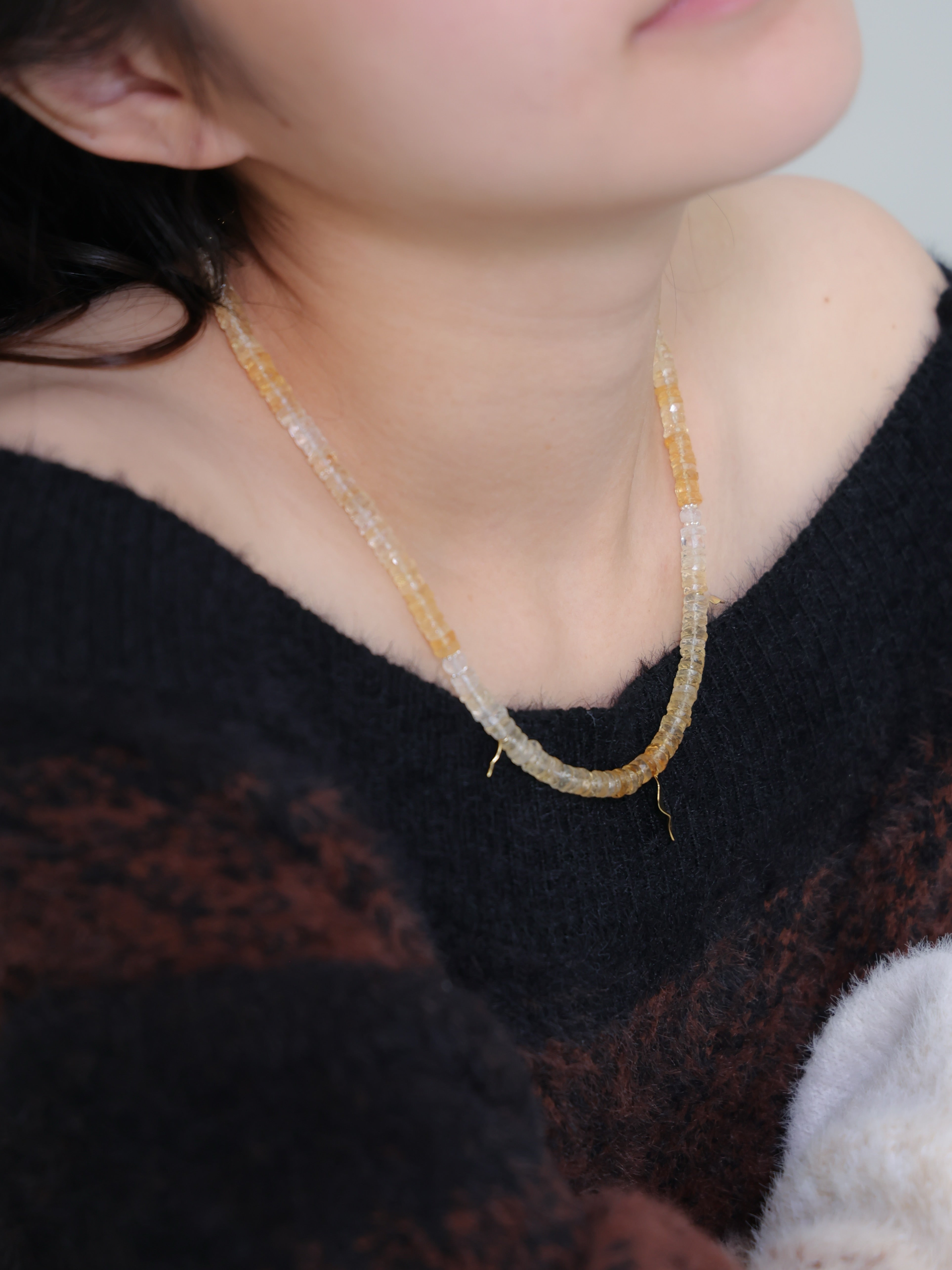 シトリン ネックレス ライフスタイル画像 伏し目 大人っぽい秋冬の装い