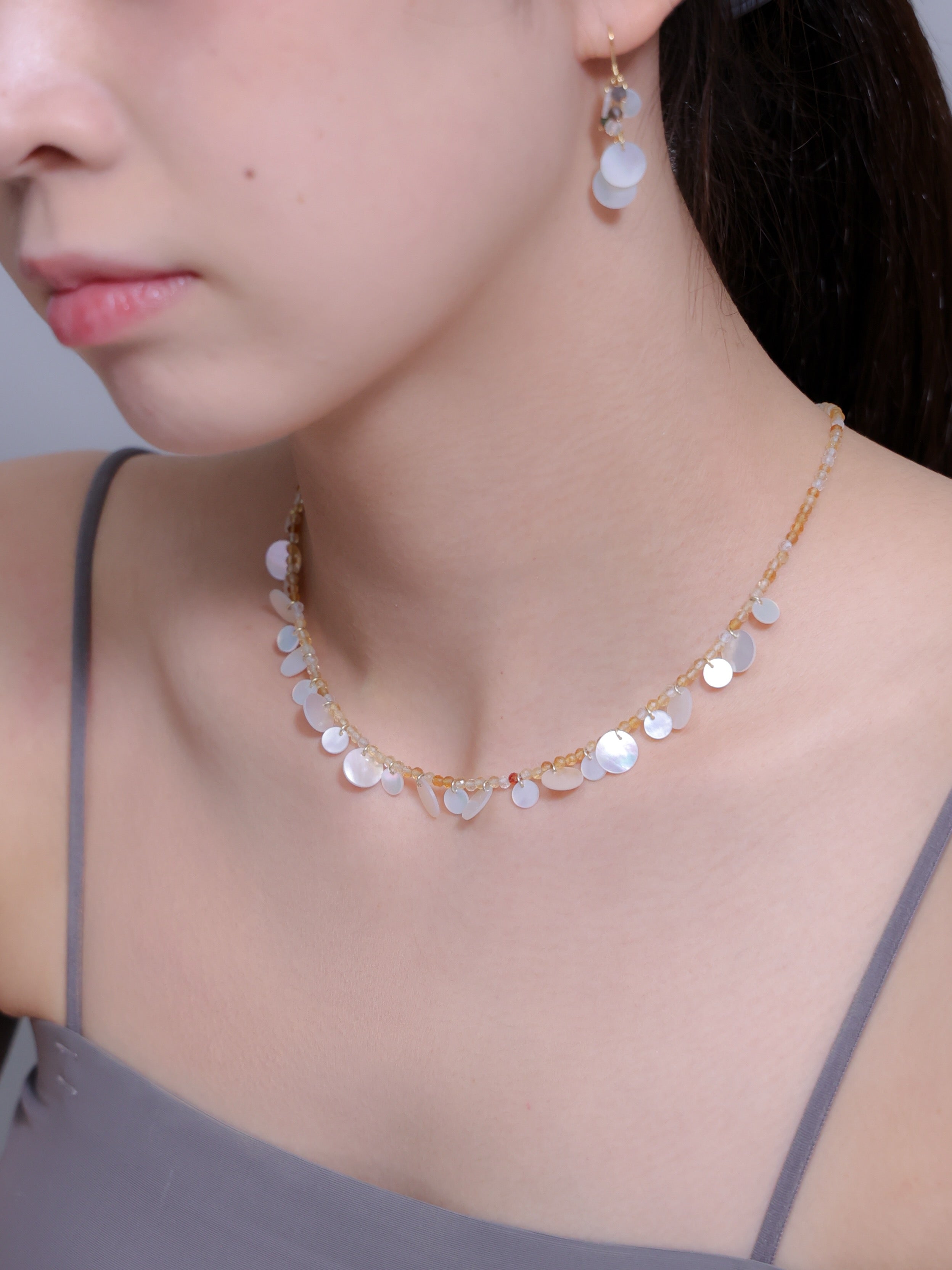 11月誕生石 シトリンネックレス着用 伏し目の上品な表情