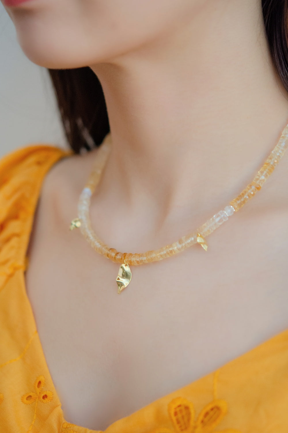 ネックレス着用 首元アップ 明るい印象のコーディネートとシトリンの透明感