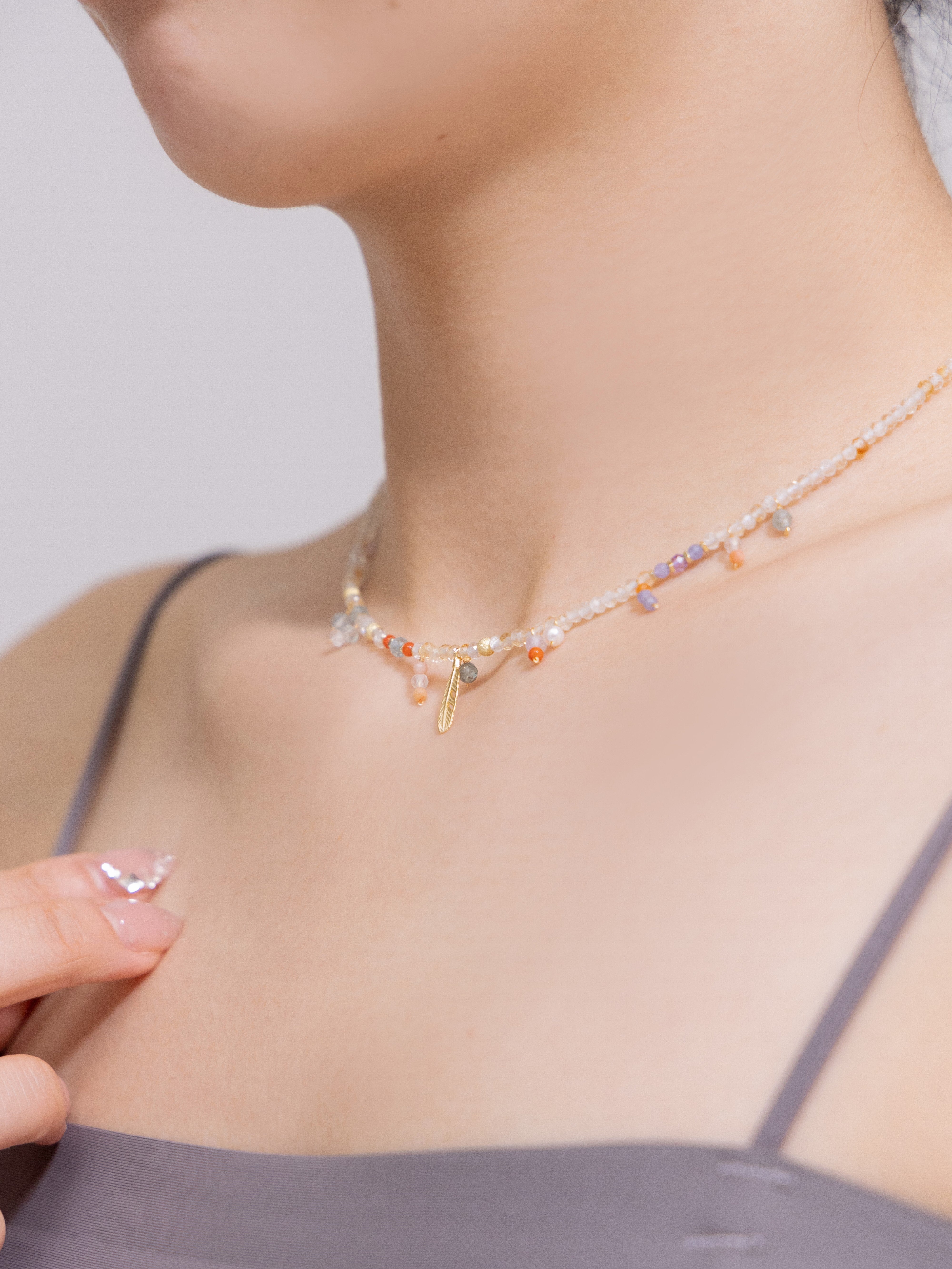 SV925 シトリン ネックレス着用 横顔 フェザーモチーフのアクセント