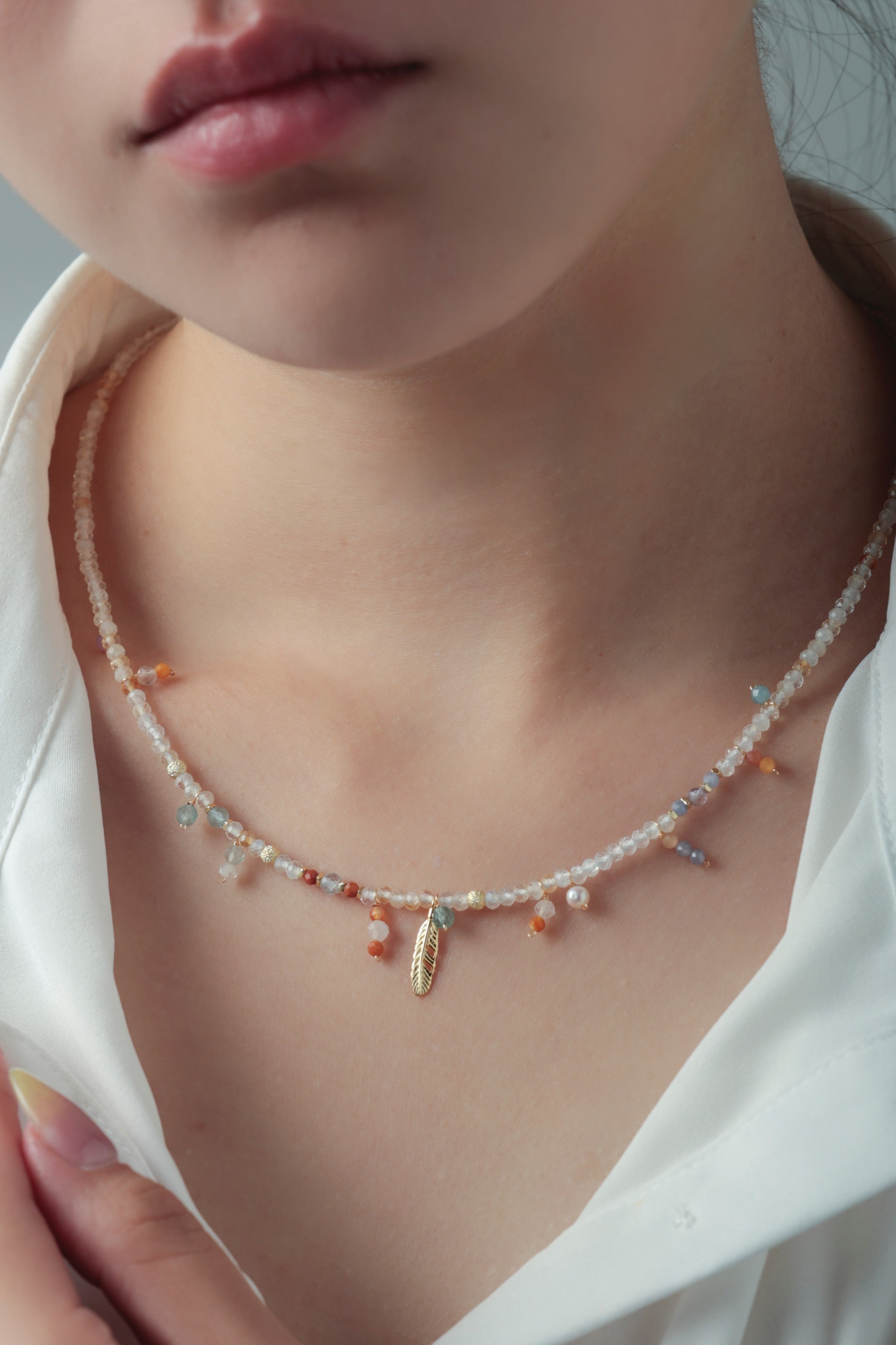 シトリン ネックレス着用 白シャツコーデ 11月誕生石の輝き