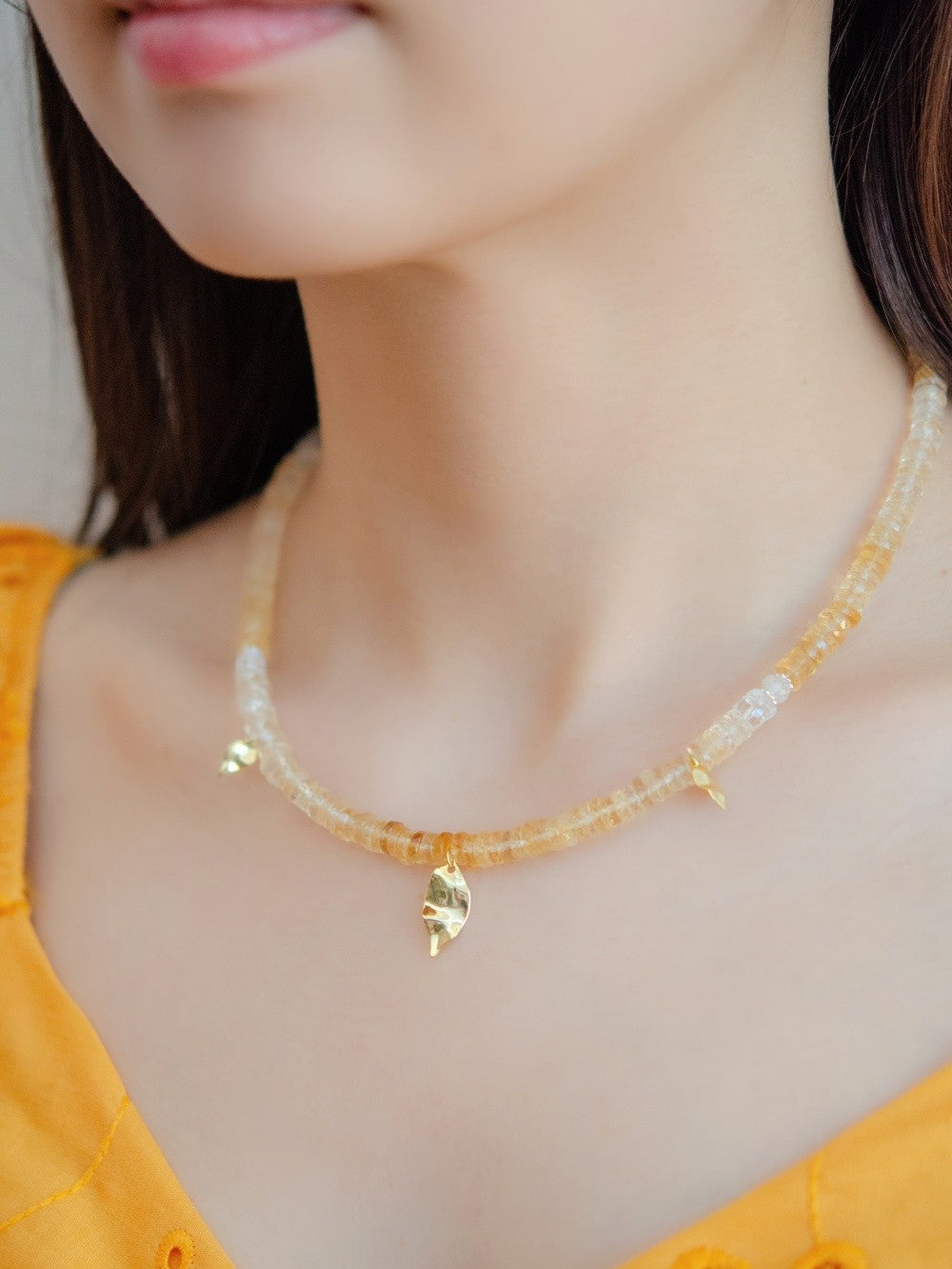 シトリン ネックレス 着用画像 イエローのトップスとハニーカラーの調和