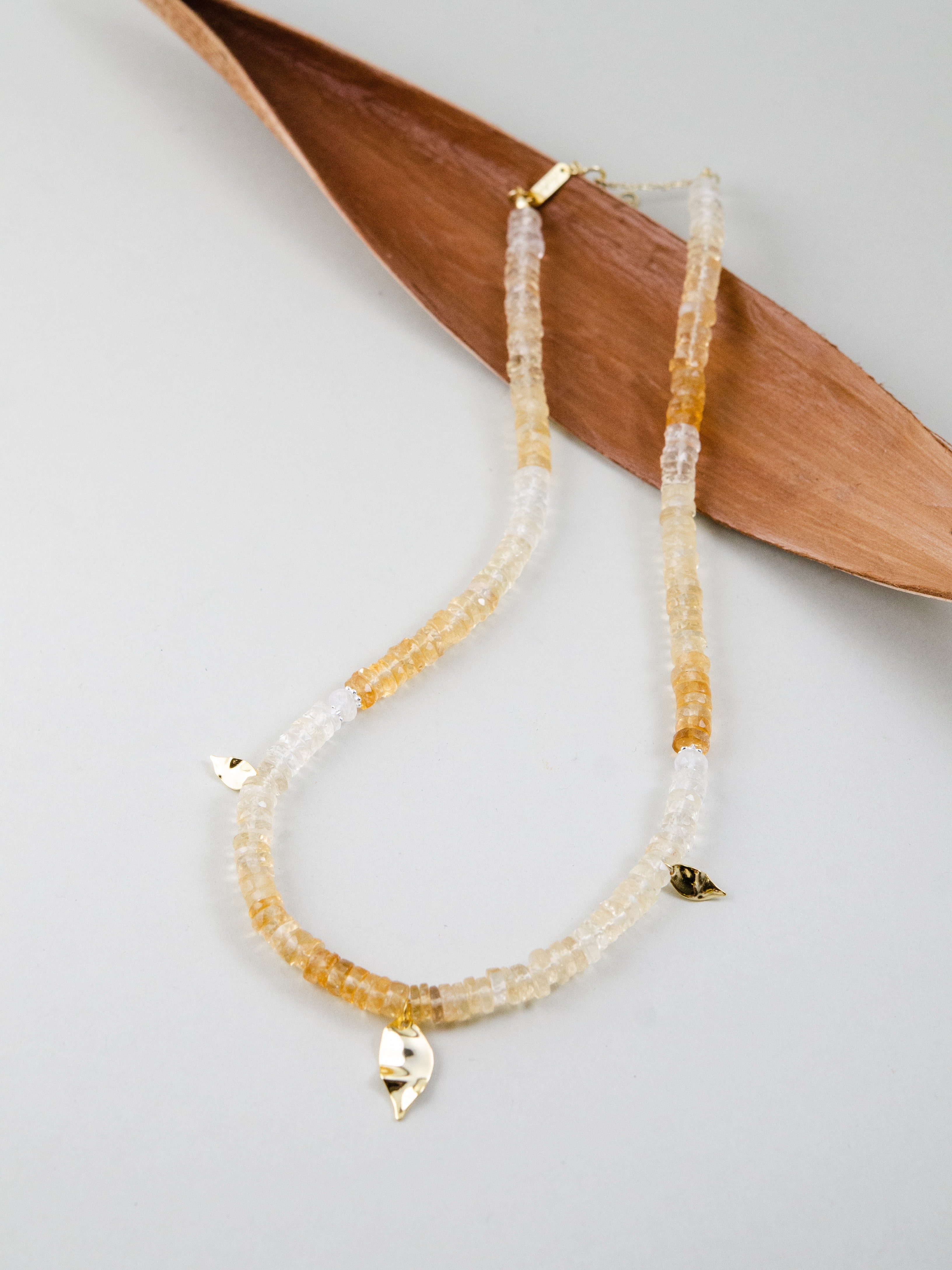 黄金の木漏れ日 ネックレス 木製トレイ ディスプレイ 秋色の輝き