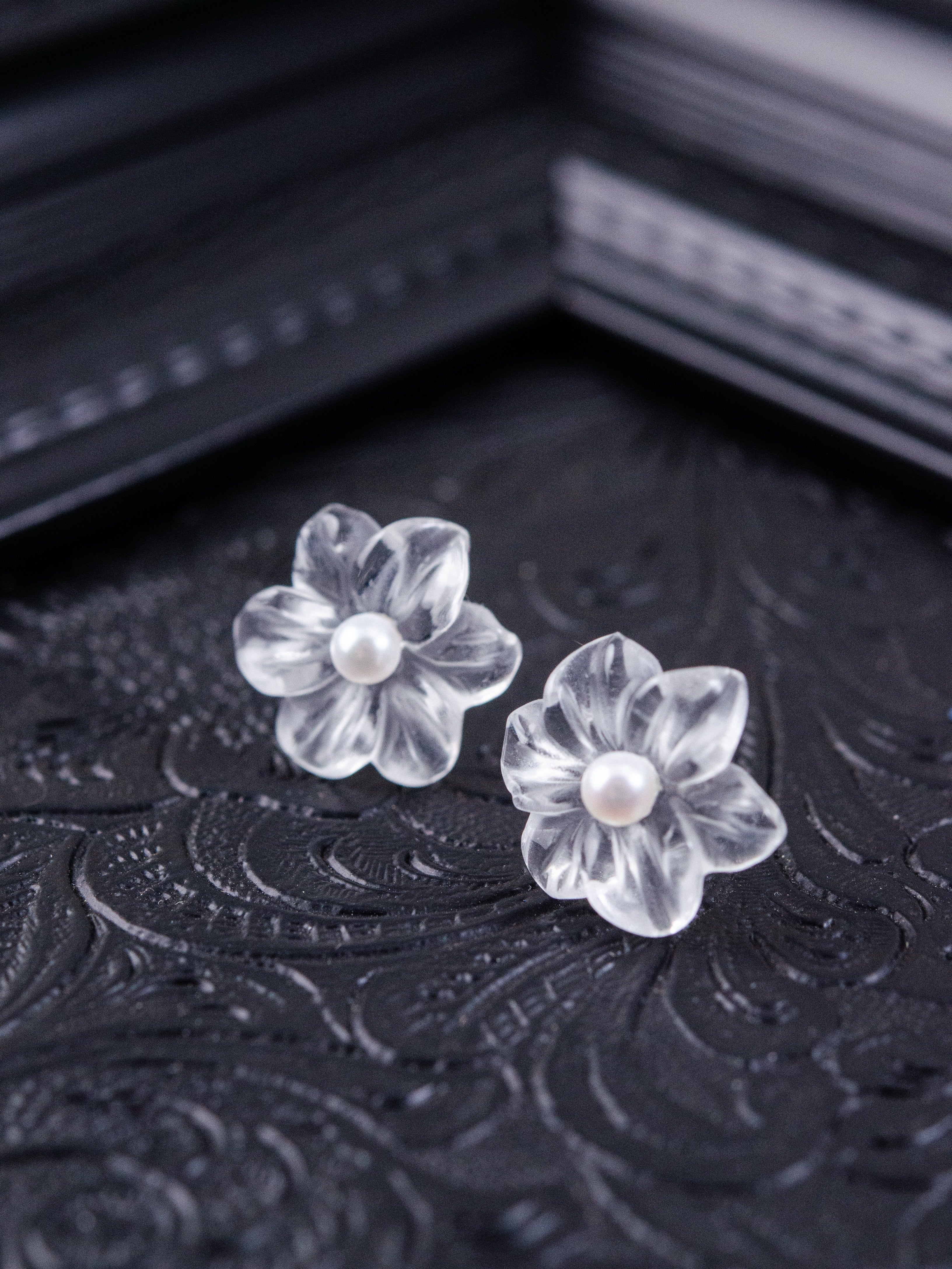 クリア クリスタル 花モチーフ 置き画 黒背景 シック