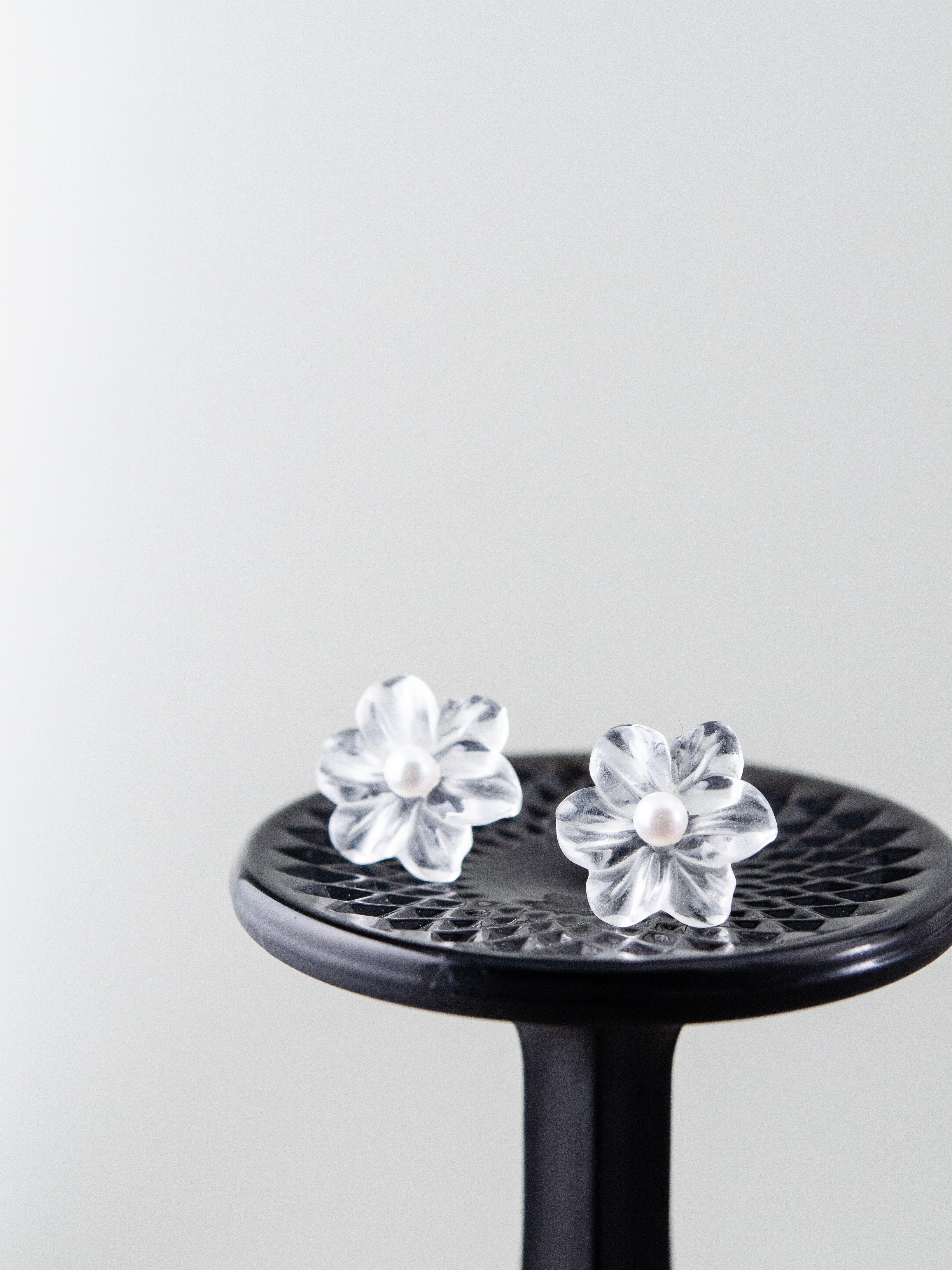 クリア クリスタル フラワー スタッド ピアス 氷のような透明感 4月誕生石 SV925