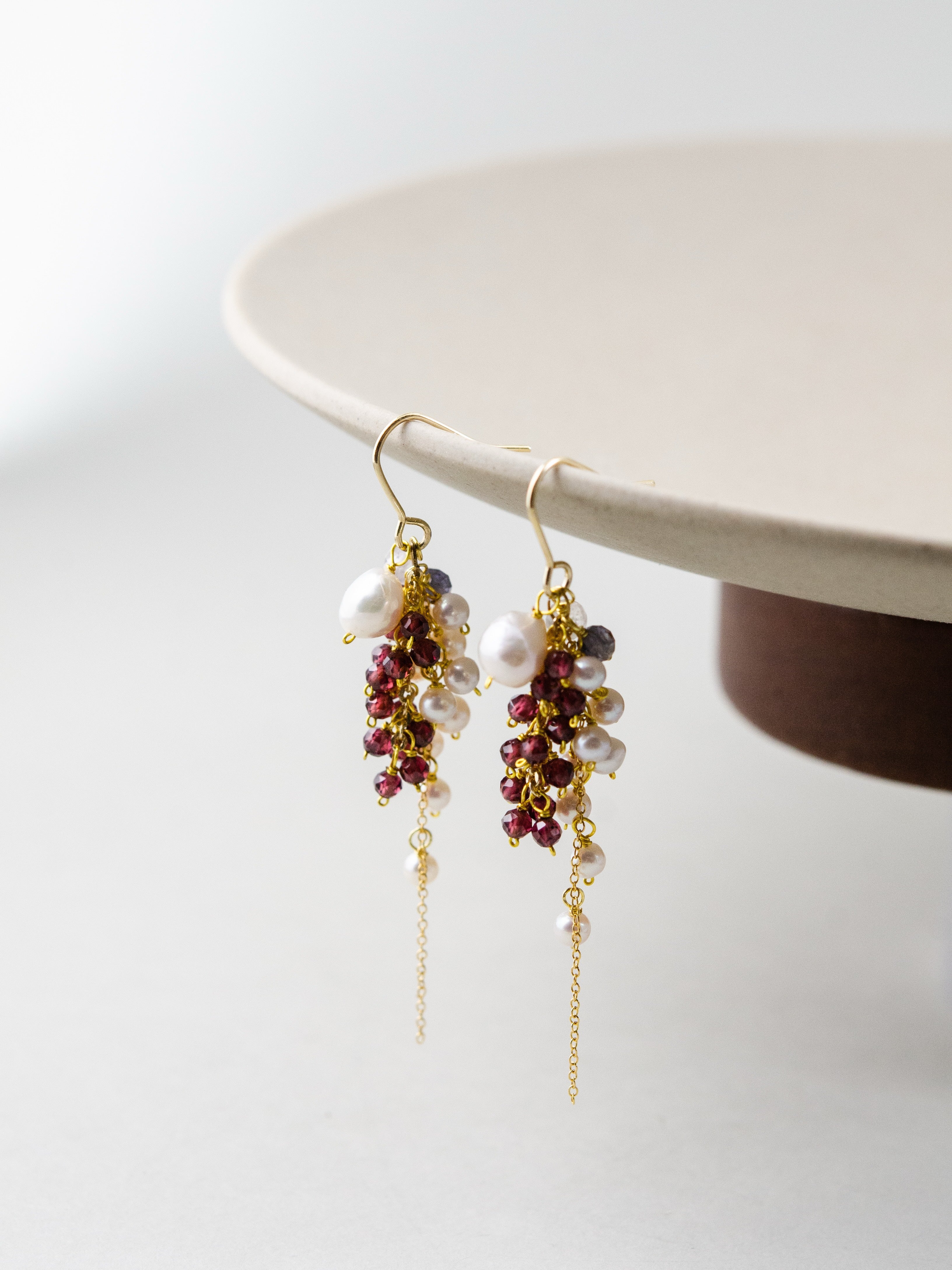 房状 ピアス デザイン 詳細 ガーネット 淡水パール チェーン