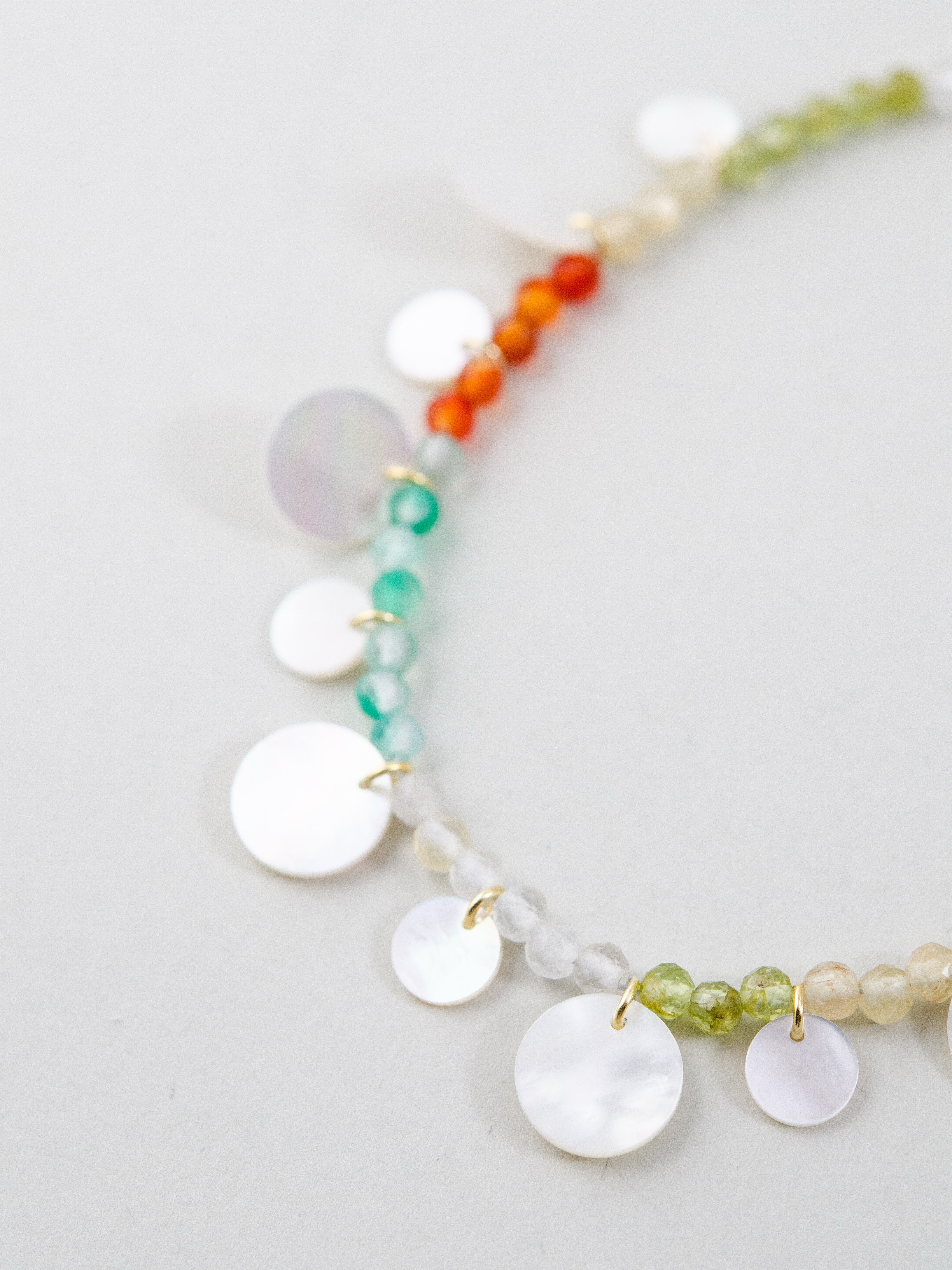 コインモチーフ 拡大 シェル アゲート 色彩 デザイン 詳細