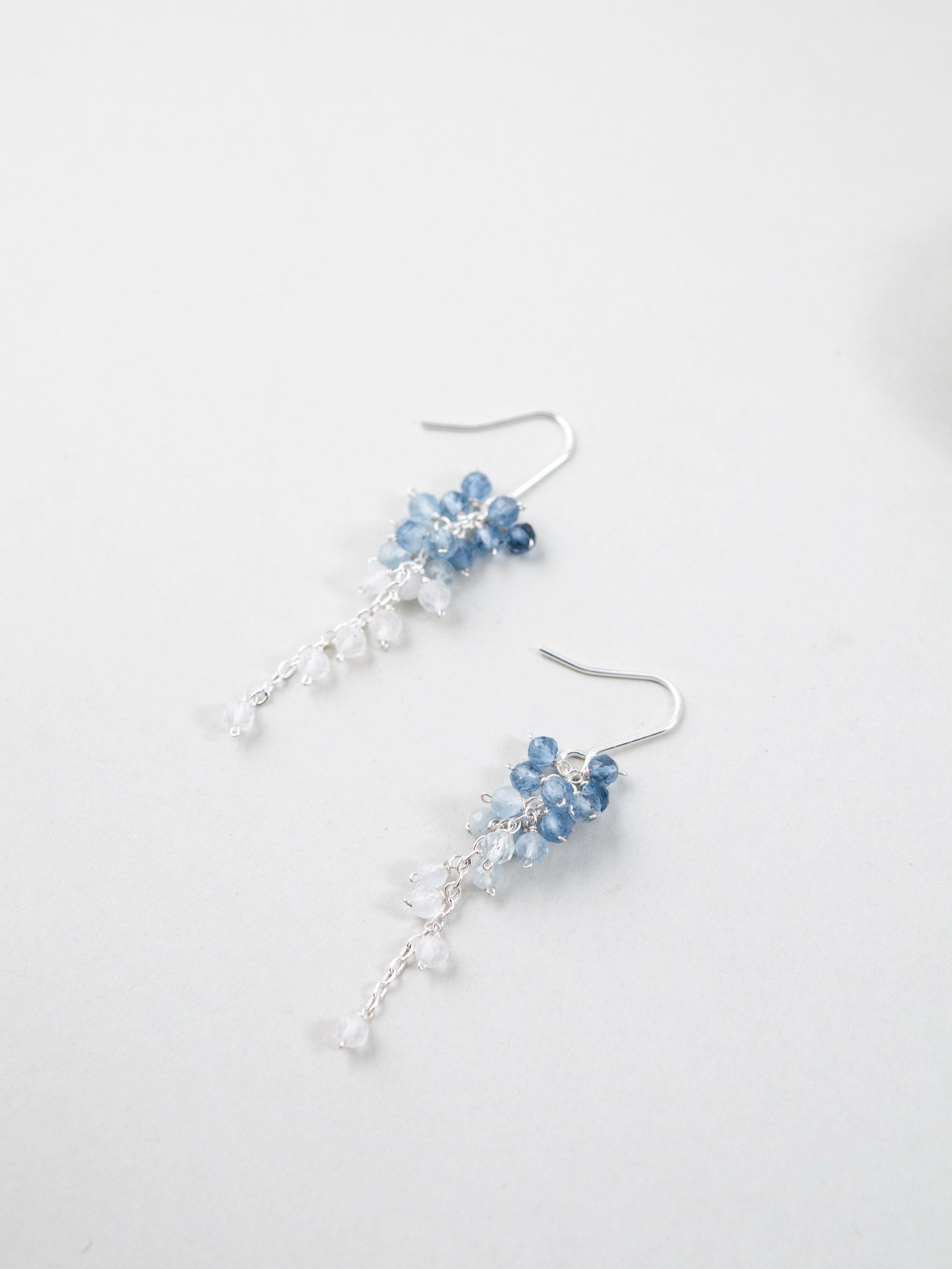 蒼き天上の雫 ピアス 斜め配置 詳細画像 透明なクリスタルとブルー