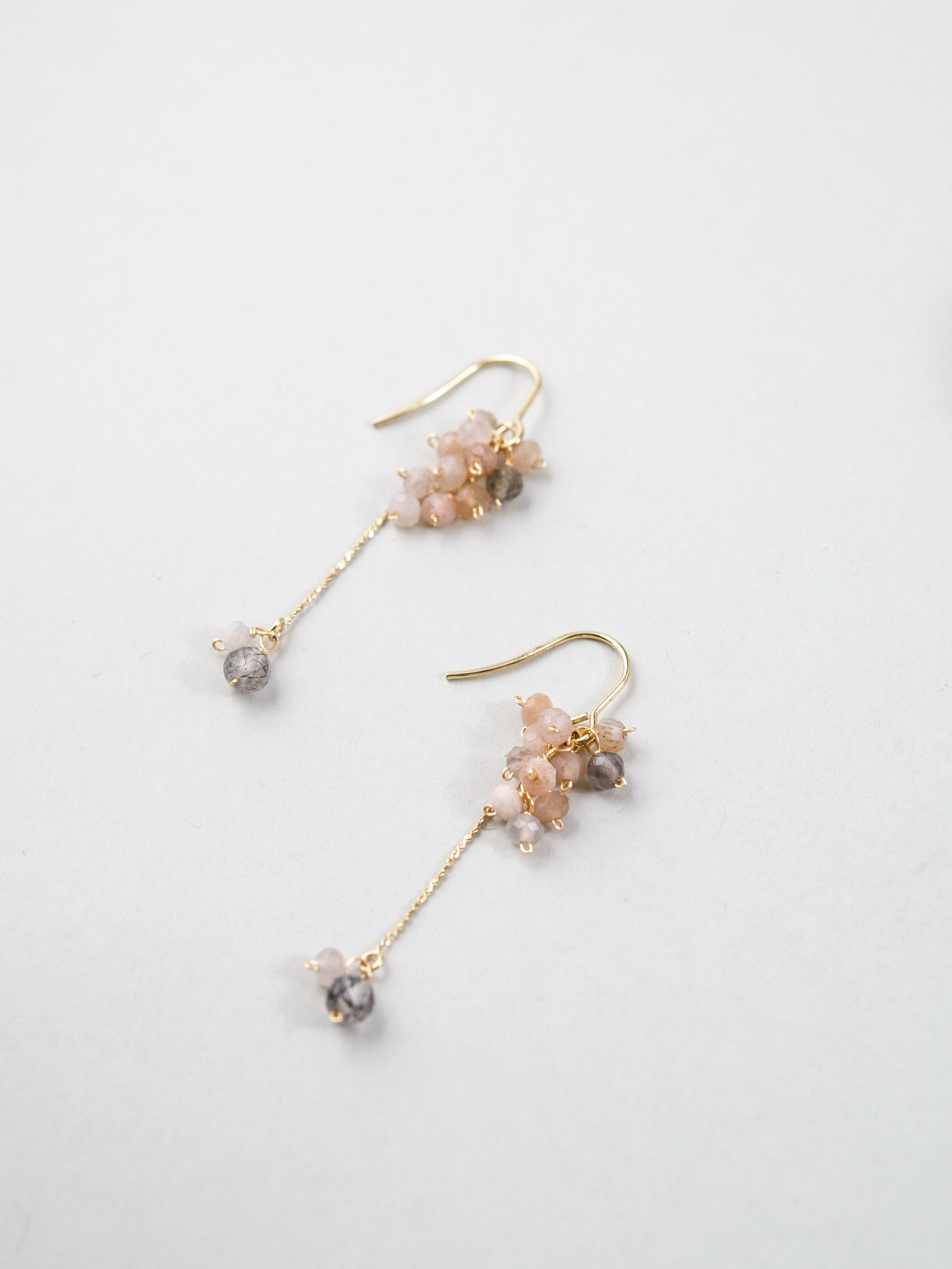 月夜のパステル ピアス 斜め配置 柔らかな光と天然石の質感