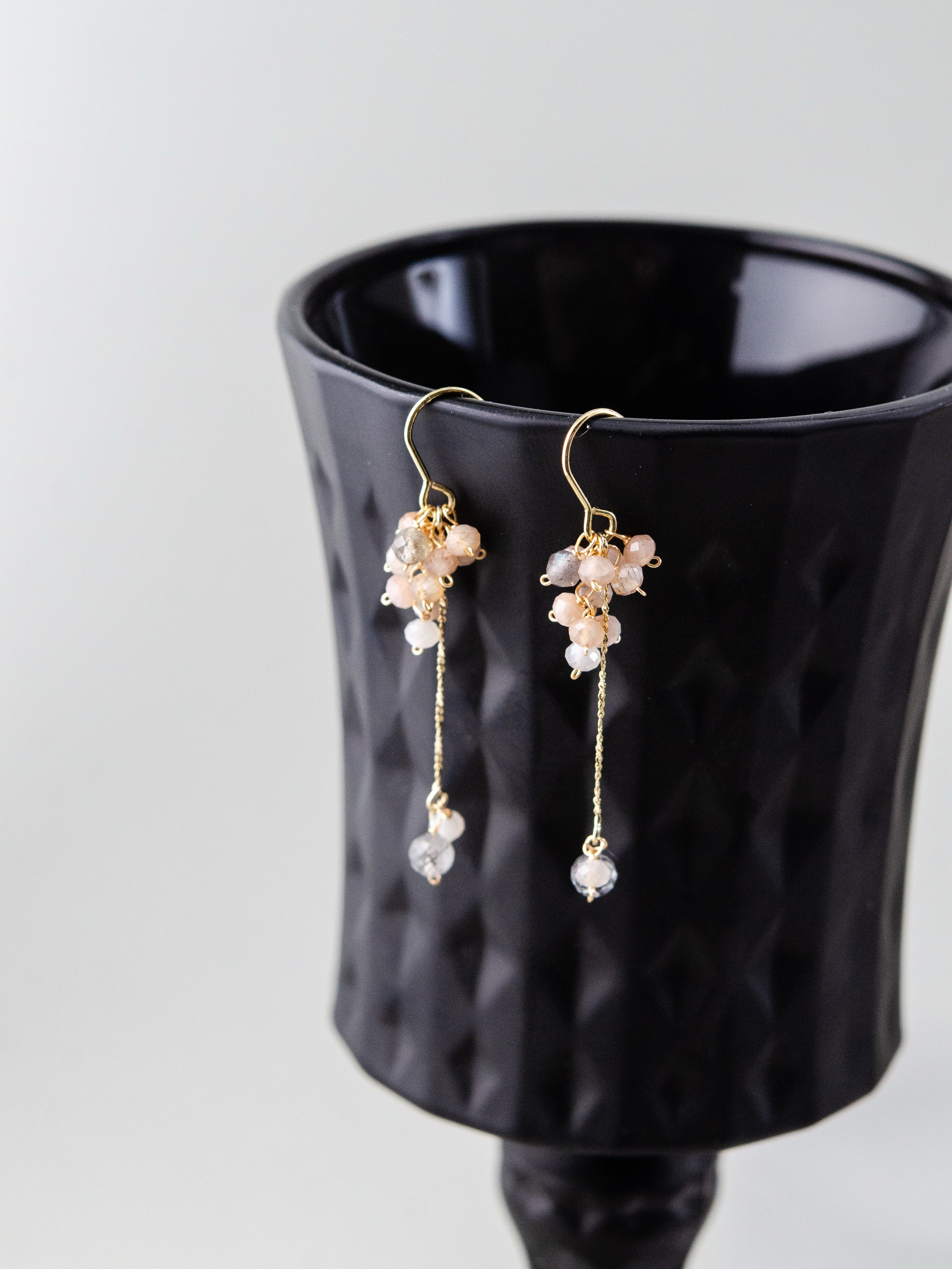 カラームーンストーン ピアス ディスプレイ 黒いカップとパステルのコントラスト