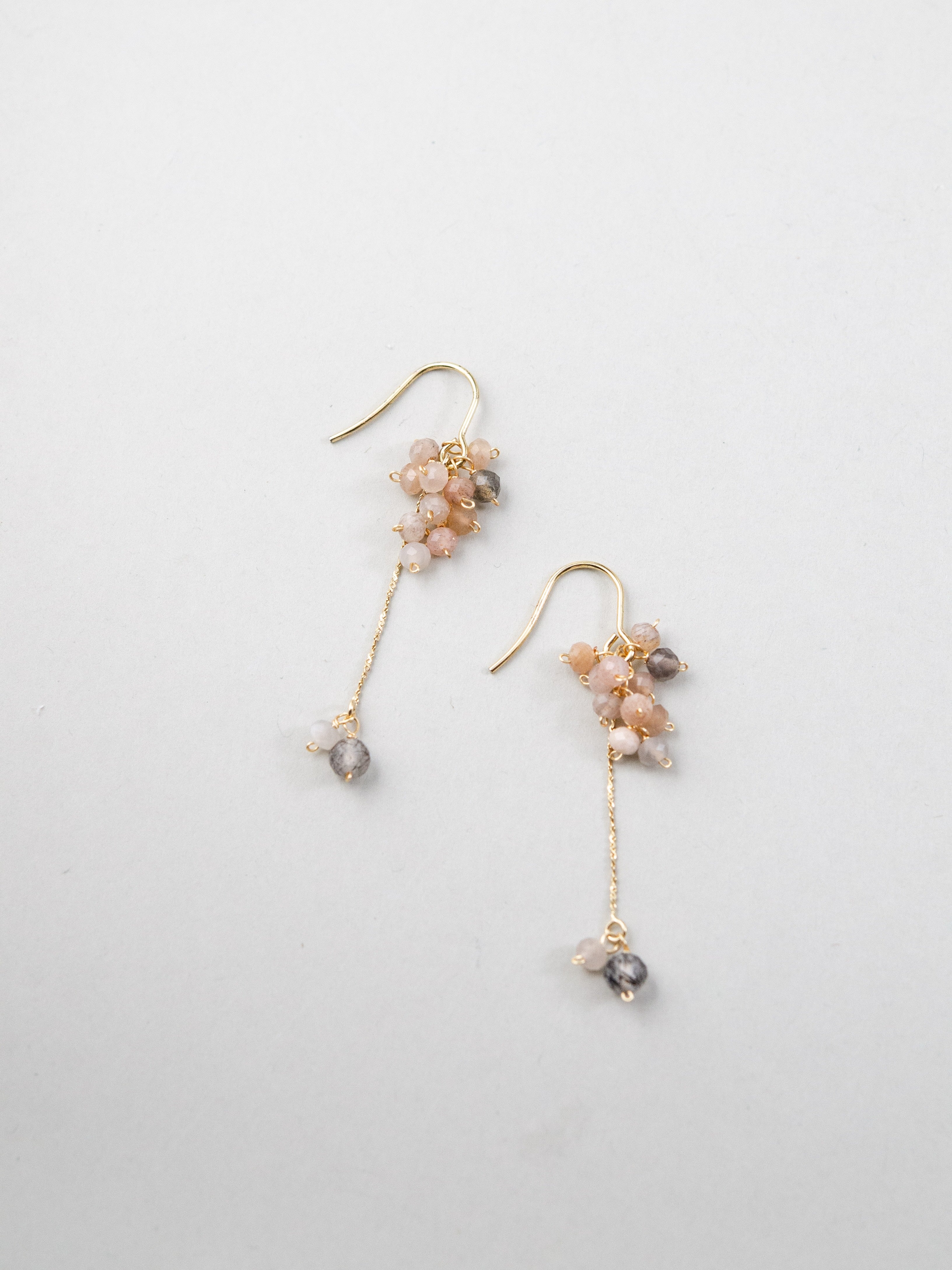 天然石ピアス 平置き カラームーンストーン パステルカラーのペア画像