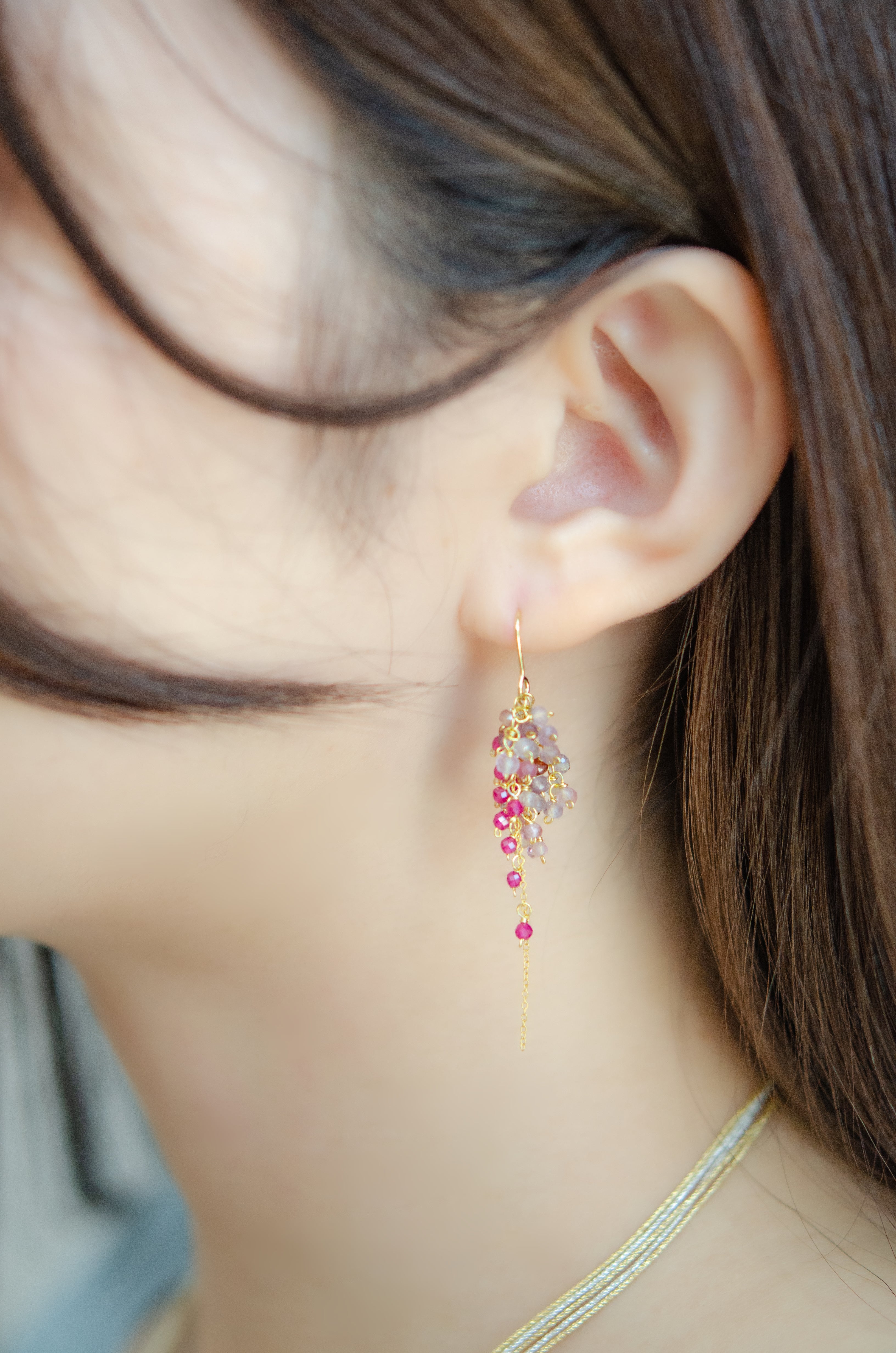 カラームーンストーン ピアス 着用画像 横顔 ピンク グラデーション 虹色