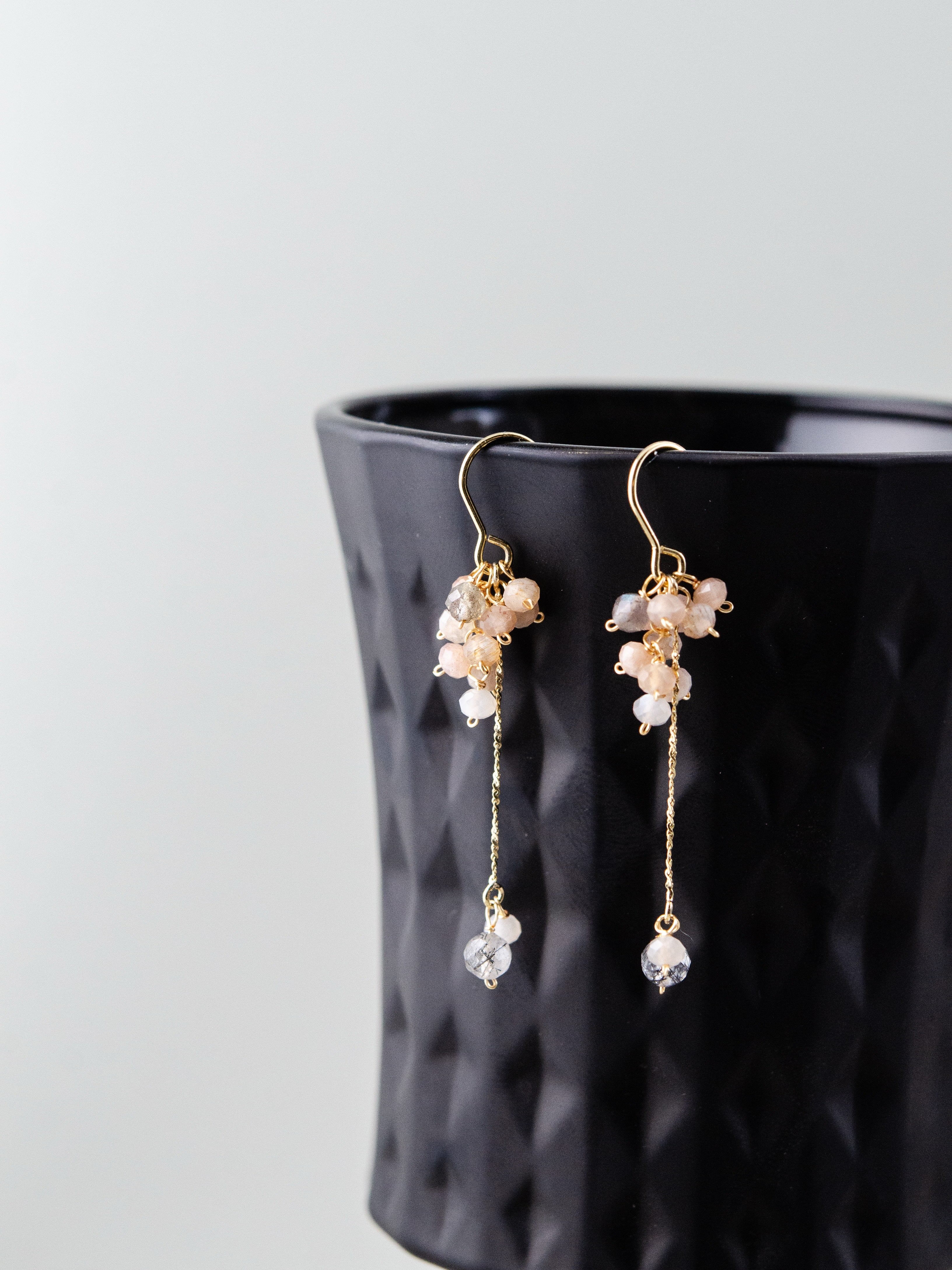 カラームーンストーン ピアス 月夜のパステル メイン画像 優しきピーチとグレーのハーモニー