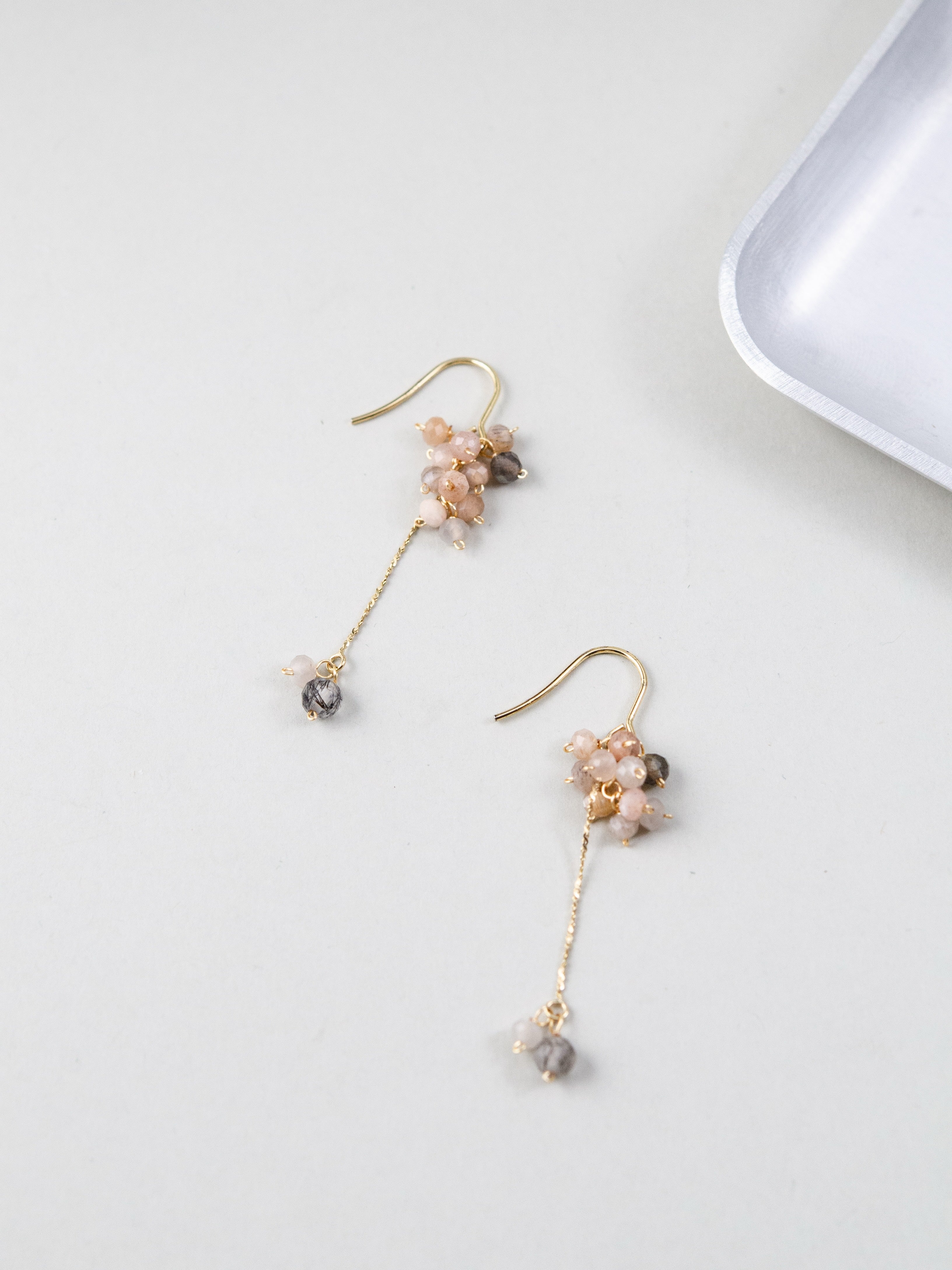 天然石ピアス スタイリング 白背景 シンプルな美しさ