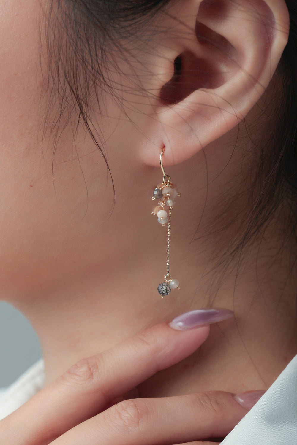 カラームーンストーン ピアス着用 横顔 ピーチとグレーの優しい色彩