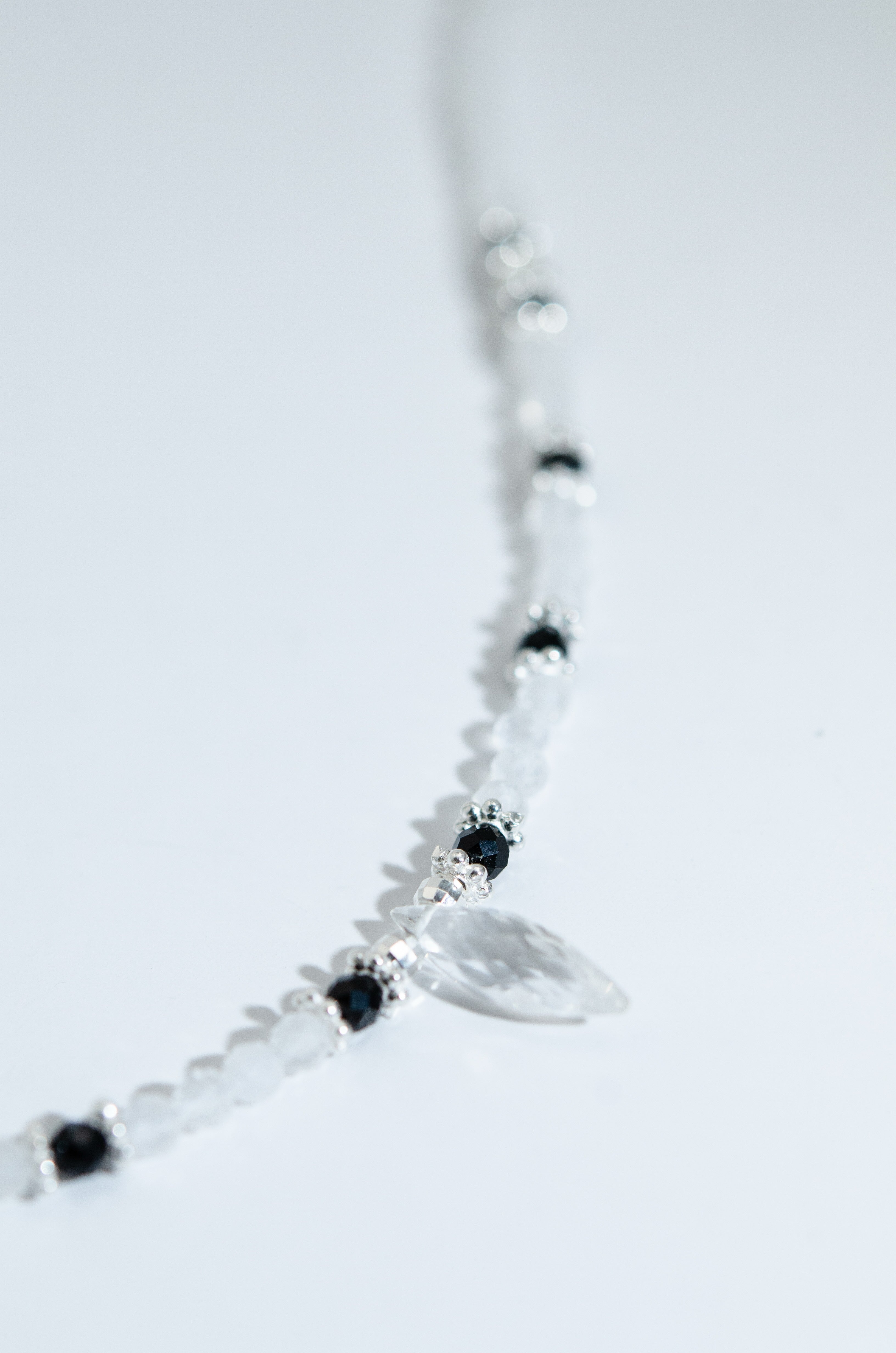 クール な ネックレス 置き画 オブジェ モード系