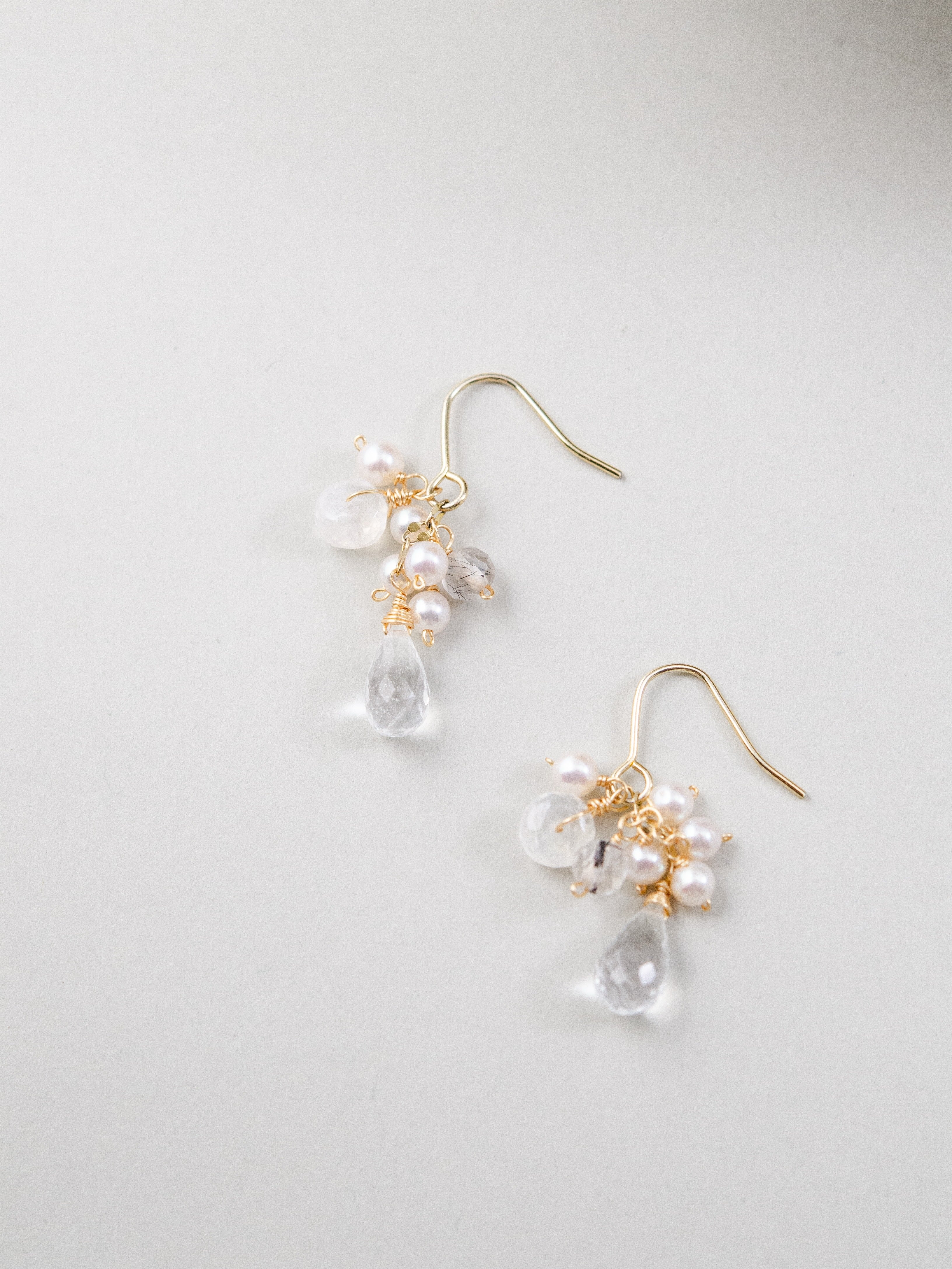 白雪の雫 ピアス 平置き ペア画像 イヤリング変更可