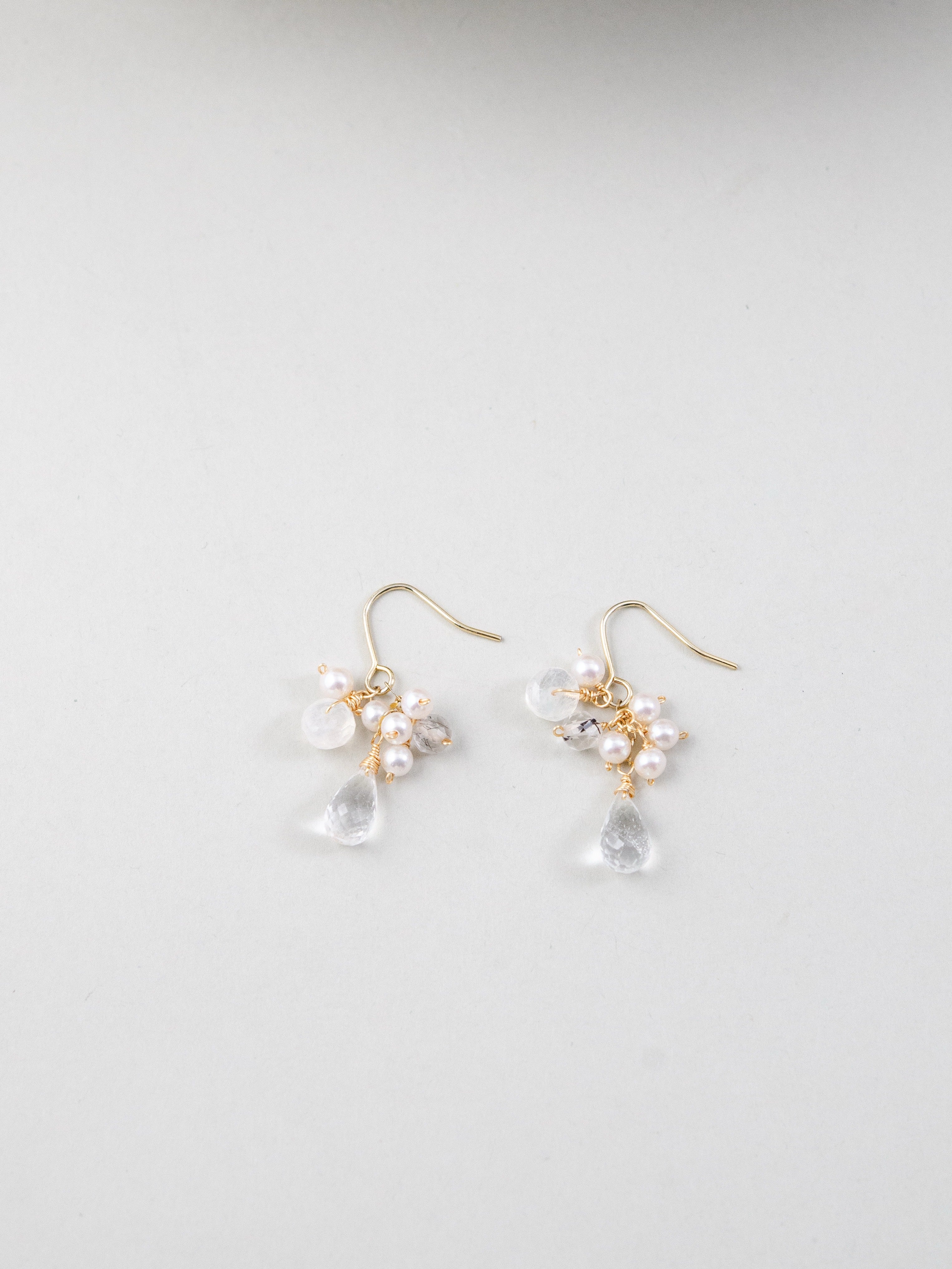 白雪の雫 ピアス 白背景 シンプル画像