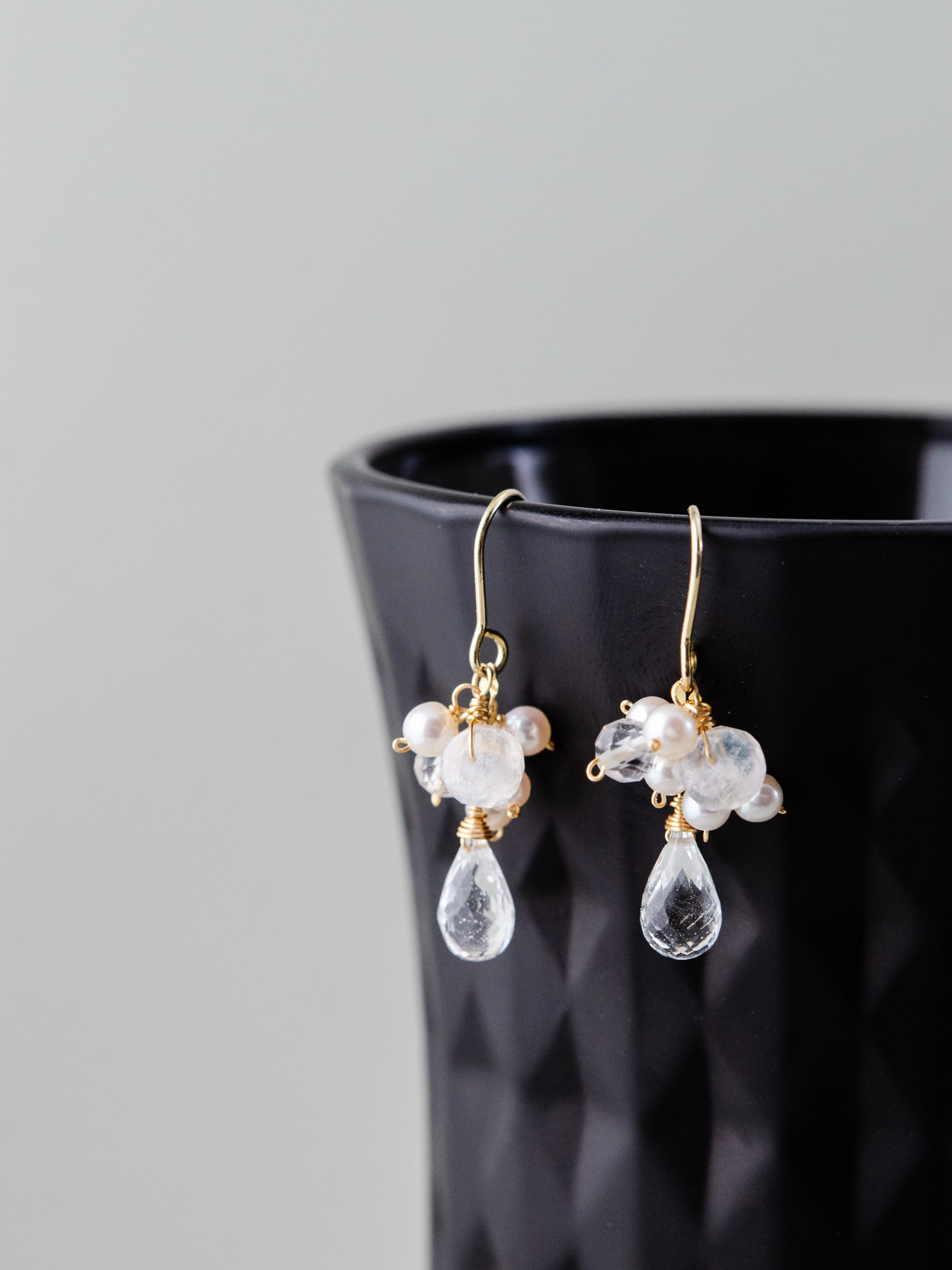 透明な輝き クリスタル ピアス 黒背景のディスプレイ コントラスト