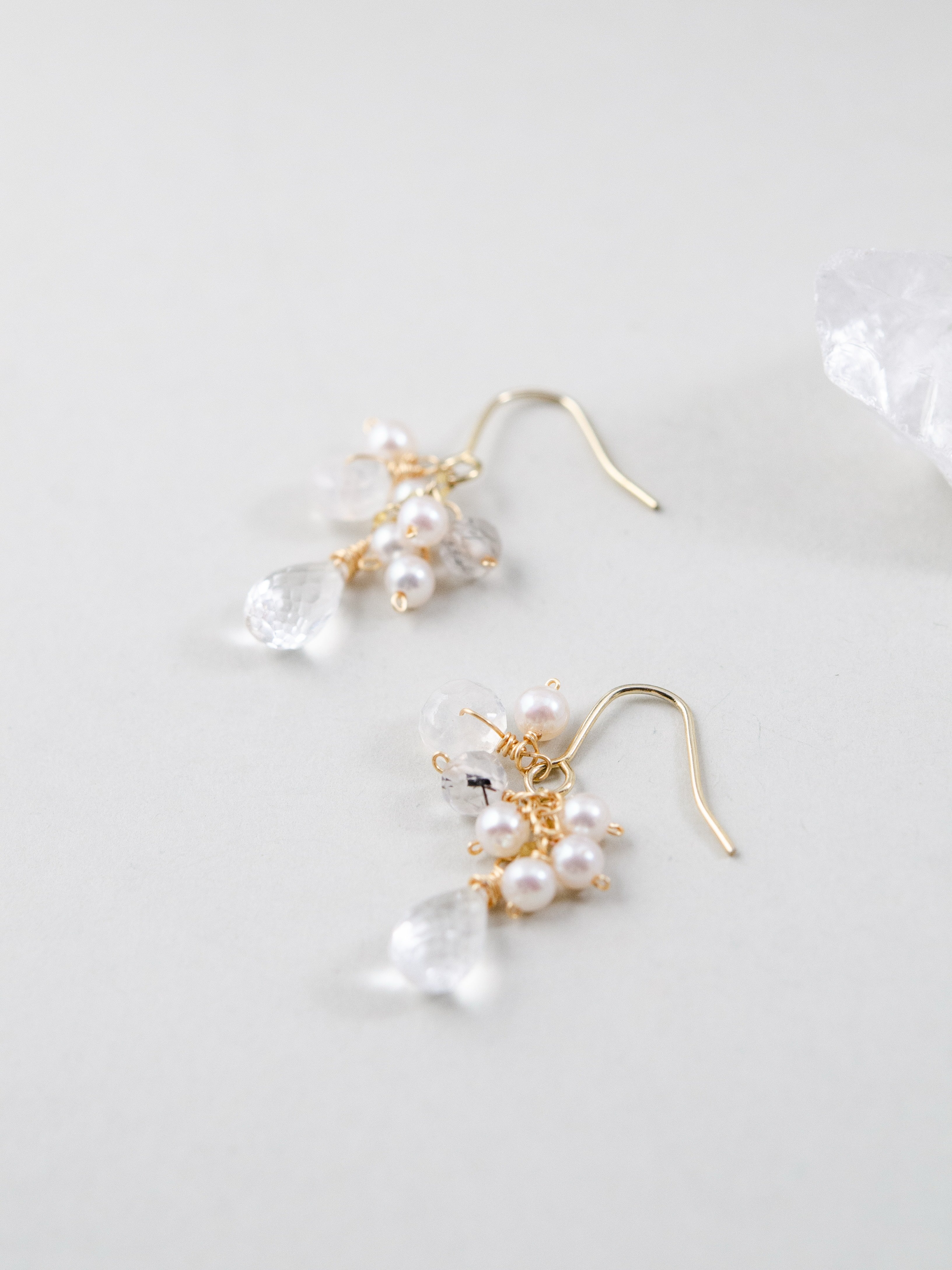 クリスタルとパールのピアス 原石を使ったスタイリング 透明感