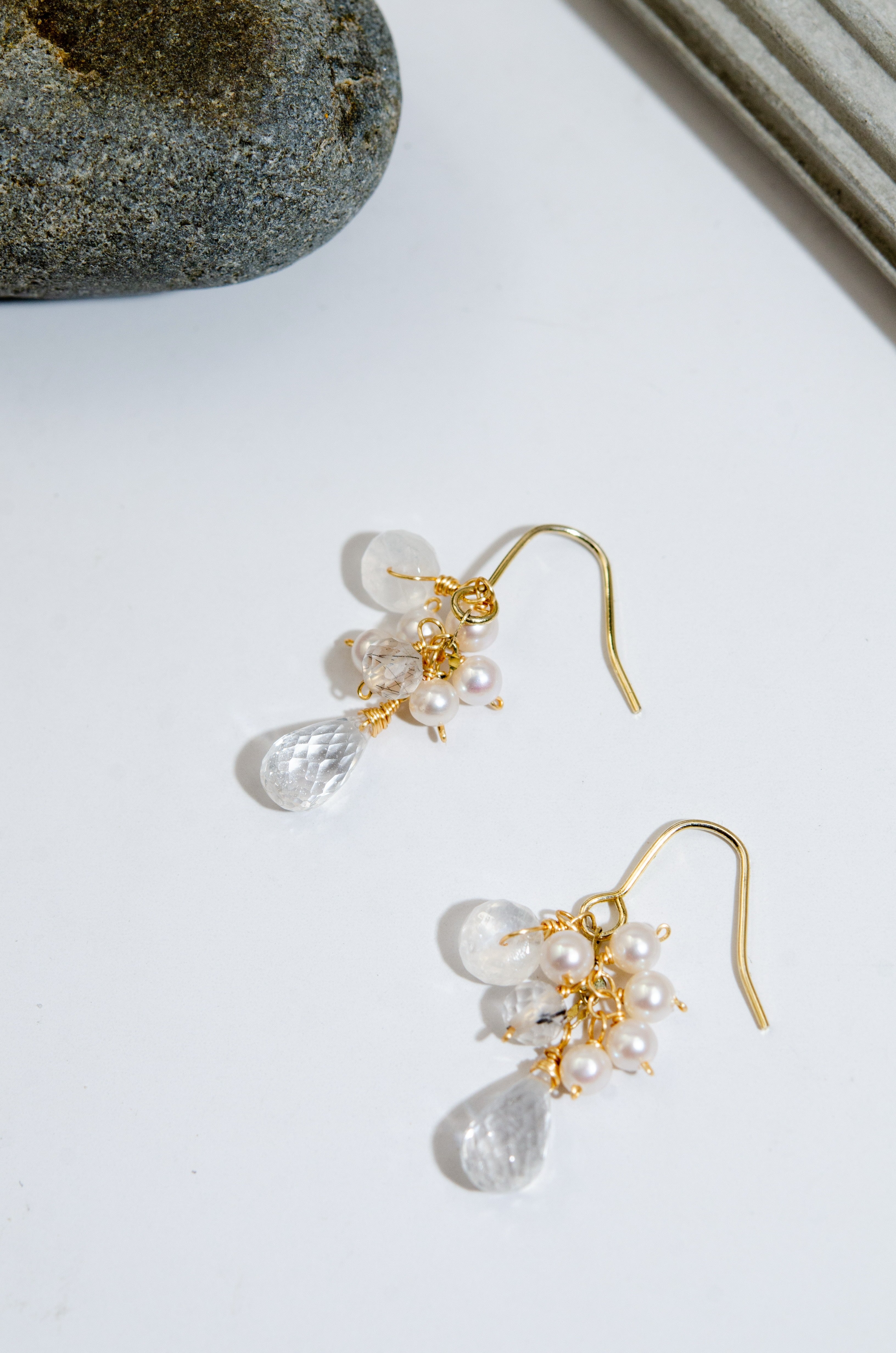 クリスタル ピアス ストーンディスプレイ シックな輝きと冬のイメージ