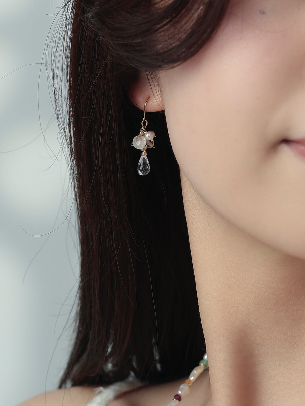 14kgf ピアス着用 耳元アップ 揺れる白雪の雫