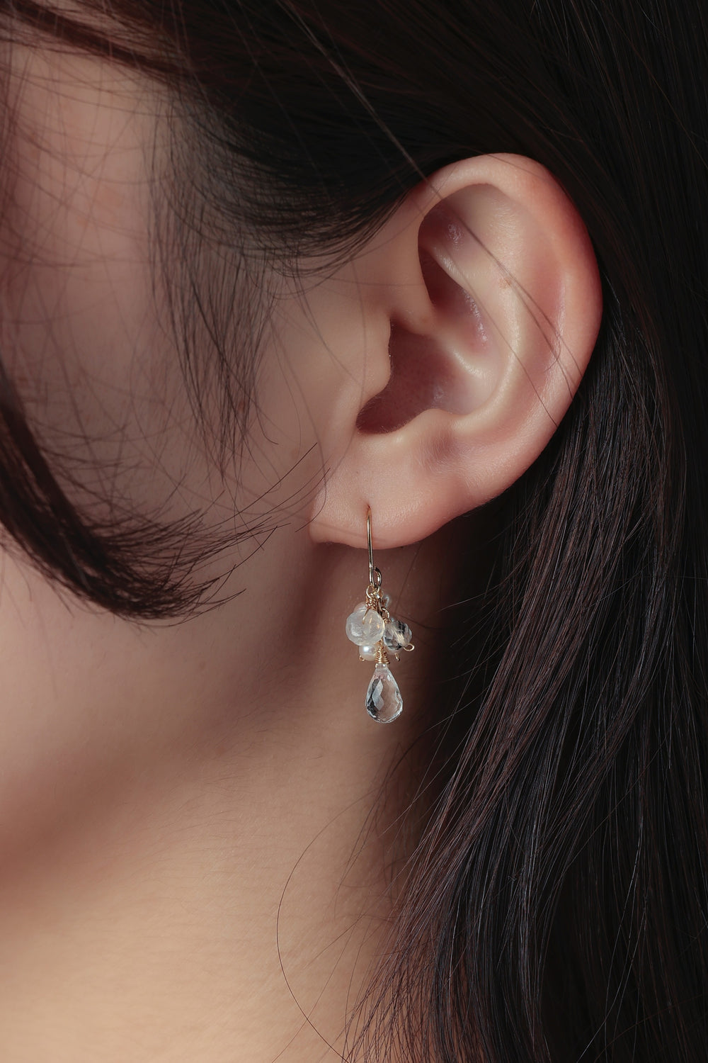 クリスタル ピアス着用 横顔 白雪のような純白のパールと透明感