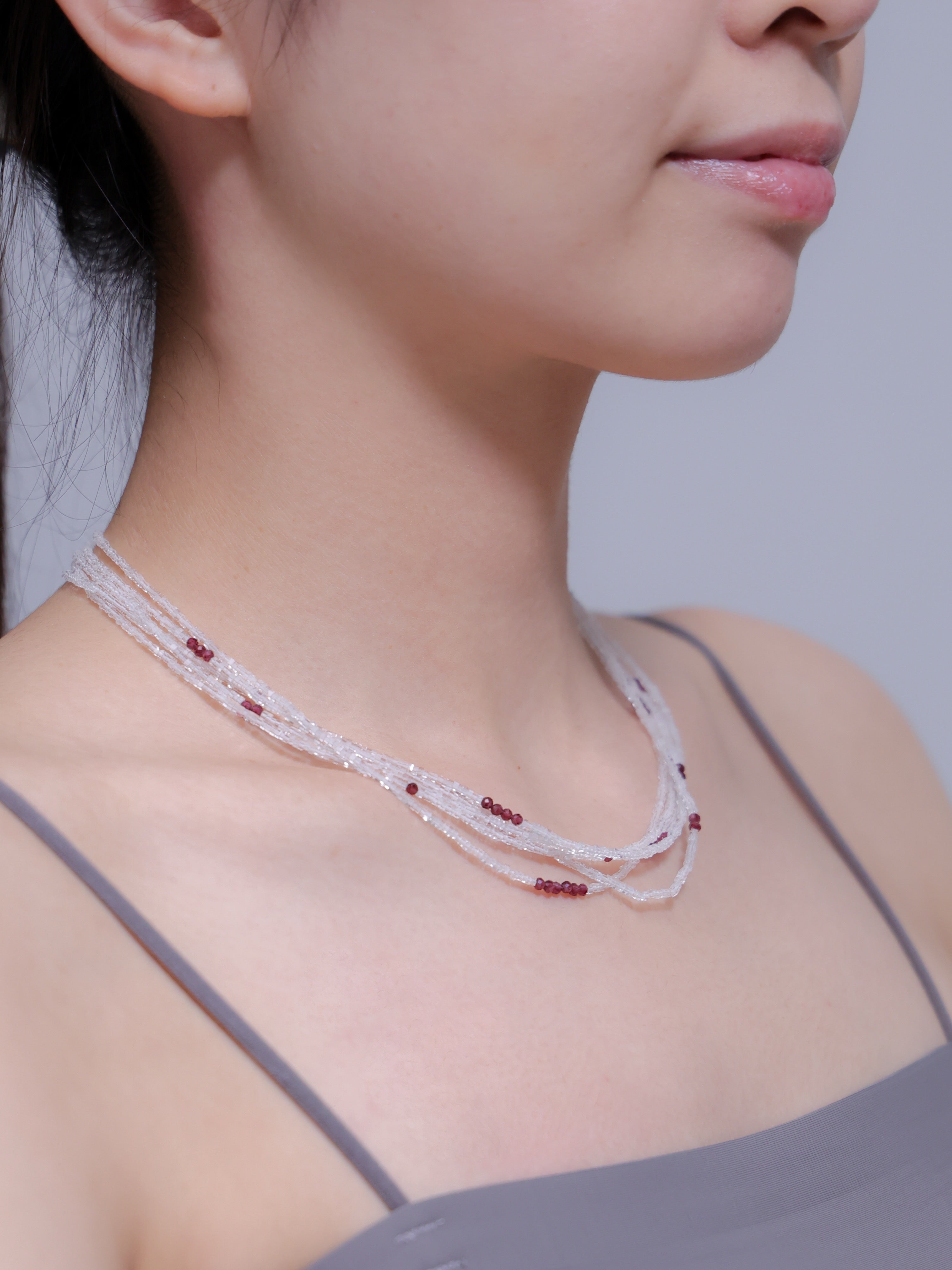 クリスタル & ガーネット 多連 ネックレス 繊細なきらめき 雪と木の実の彩り 1月誕生石