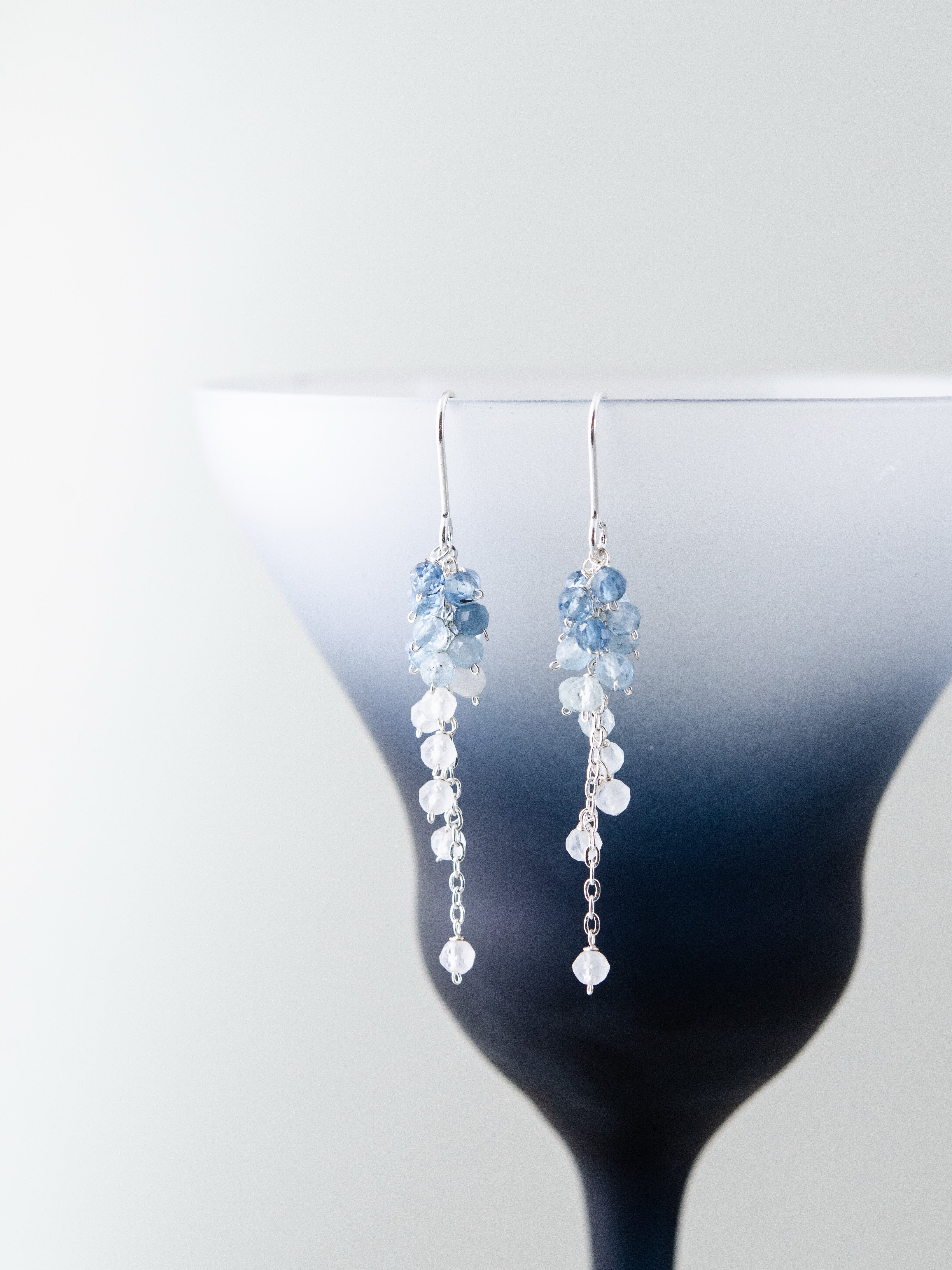 天然石ピアス ディスプレイ 青いグラスと蒼き天上の雫 幻想的な世界観