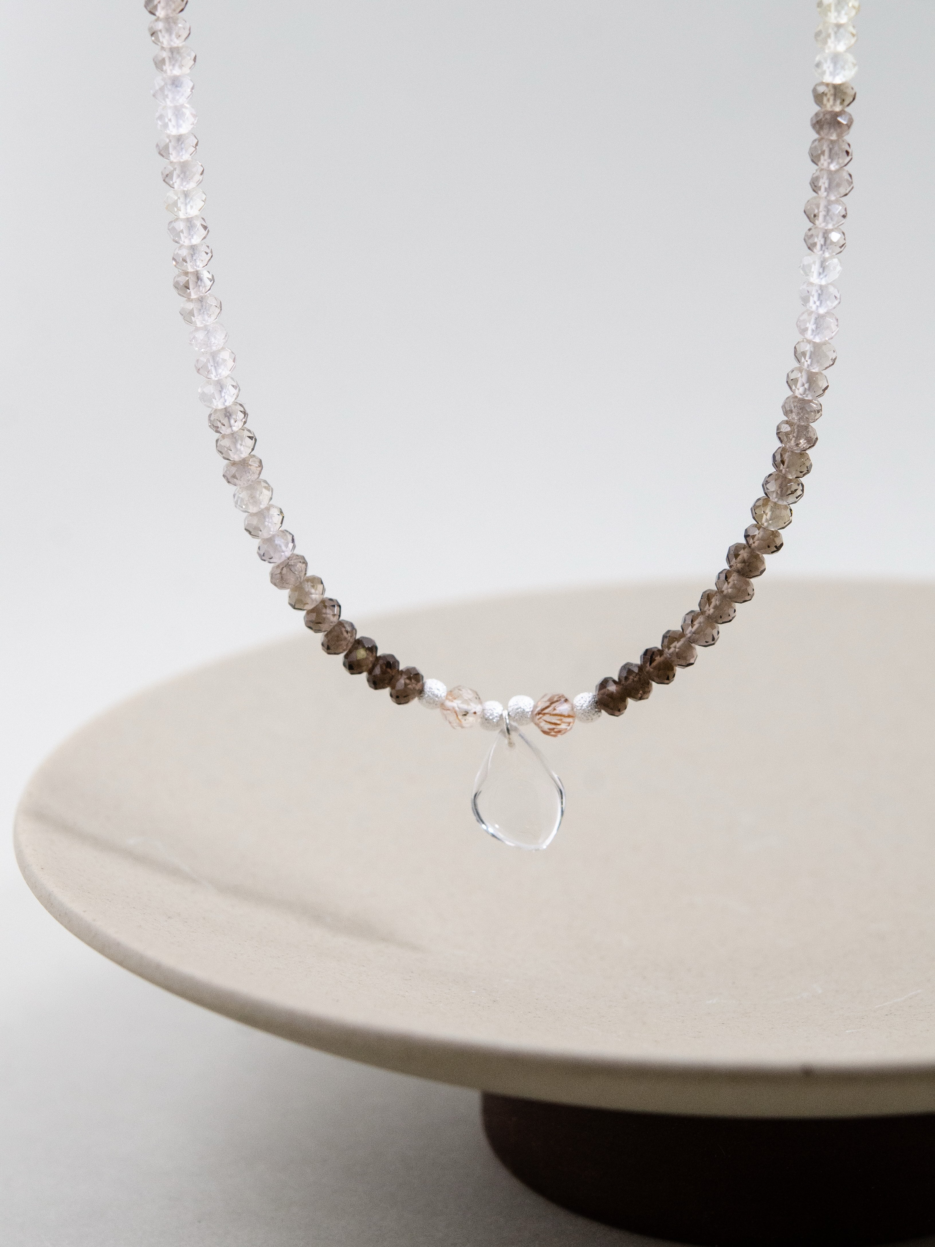 クリスタル ペンダントトップ ネックレス 吊り画像 優しい光