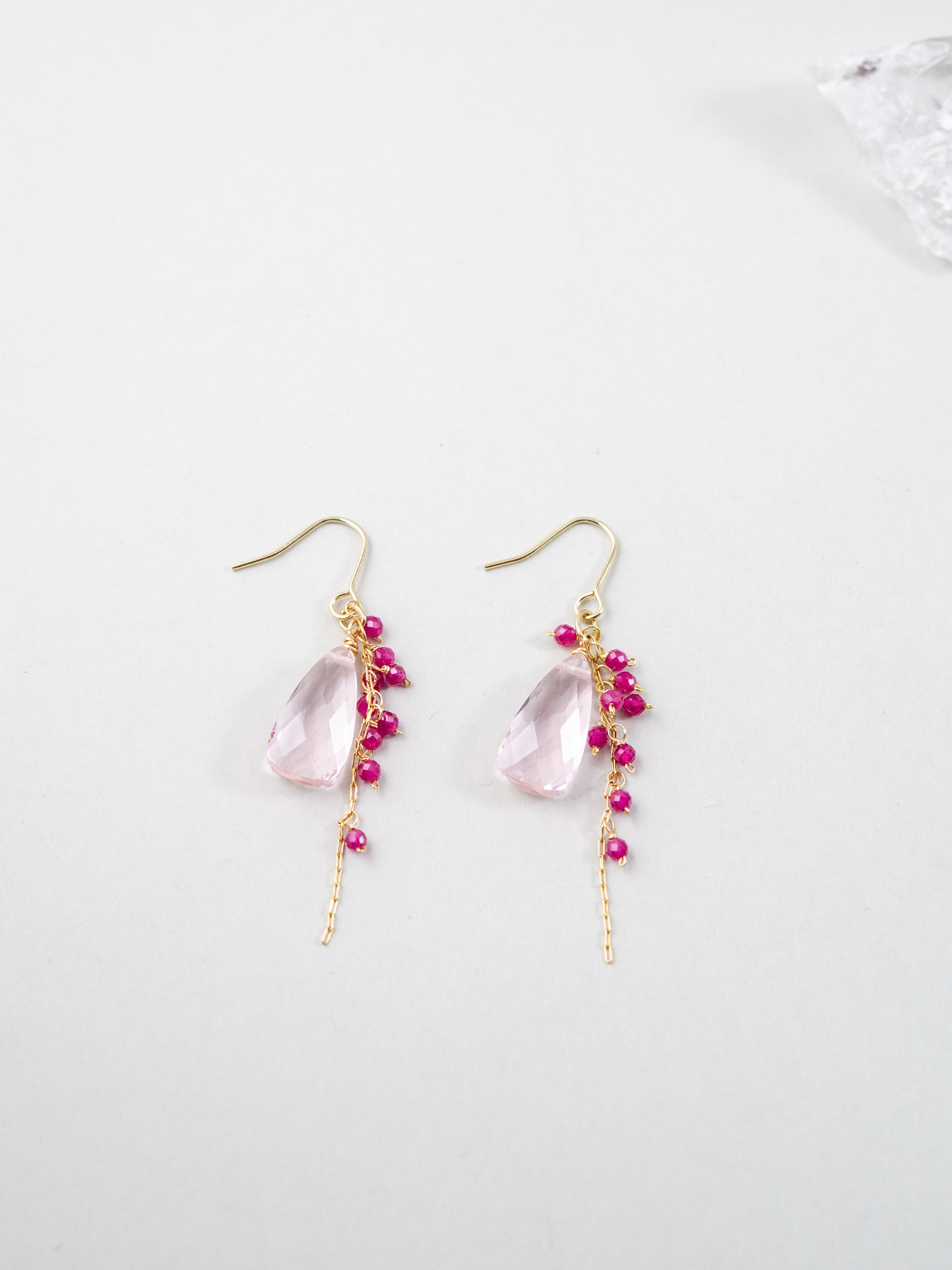 クリスタルクォーツ ドロップ 拡大 ルビー ビーズ 質感