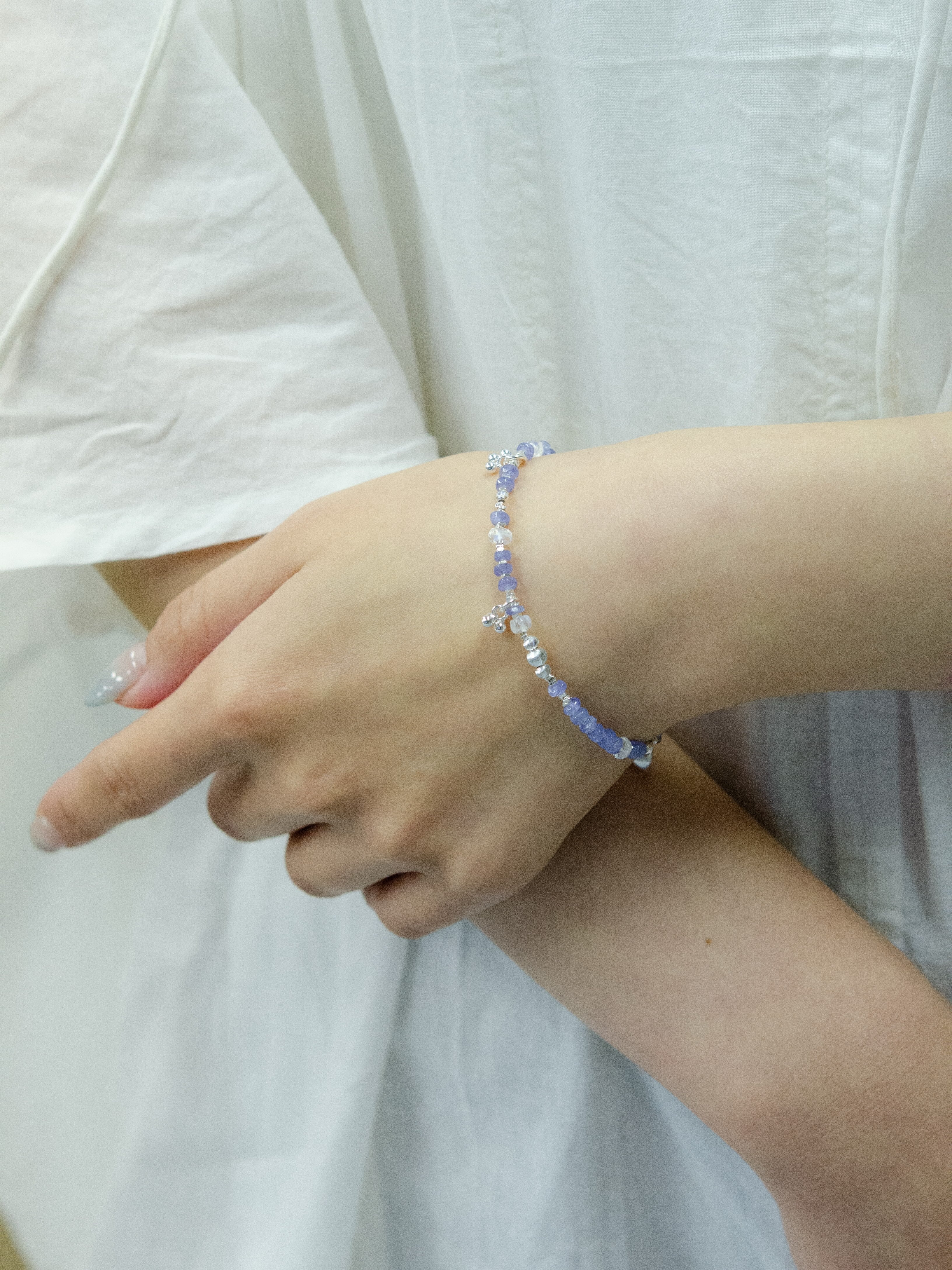 ブレスレット 着用画像 華奢 デザイン 手元 コーデ 女性